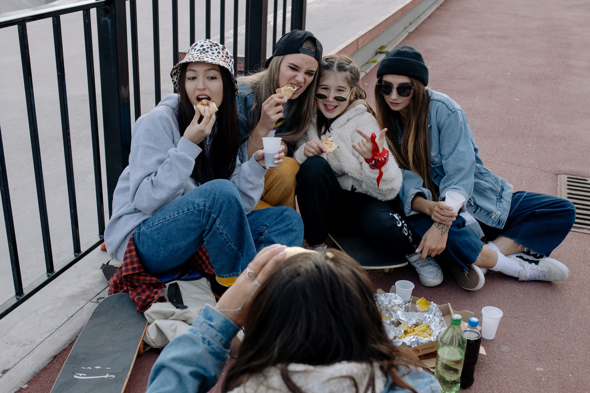 Mani unite di un gruppo di persone