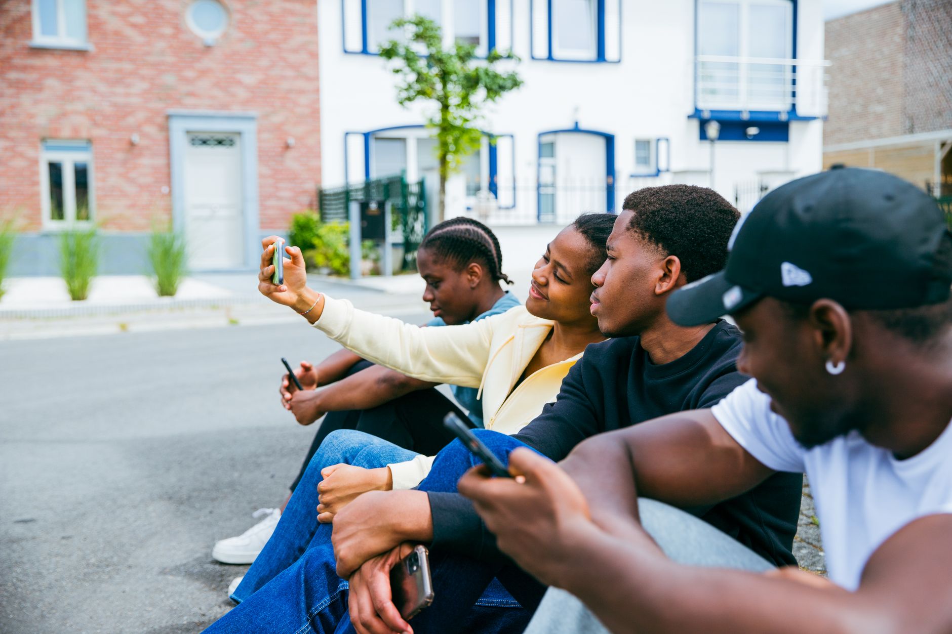 Persona che usa lo smartphone con app social