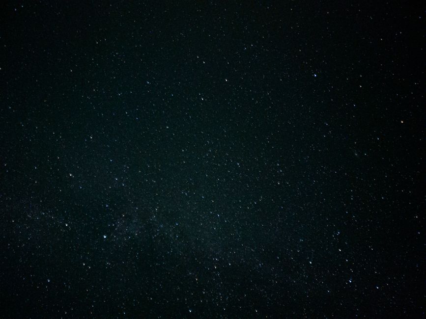 Notte stellata con stelle luminose