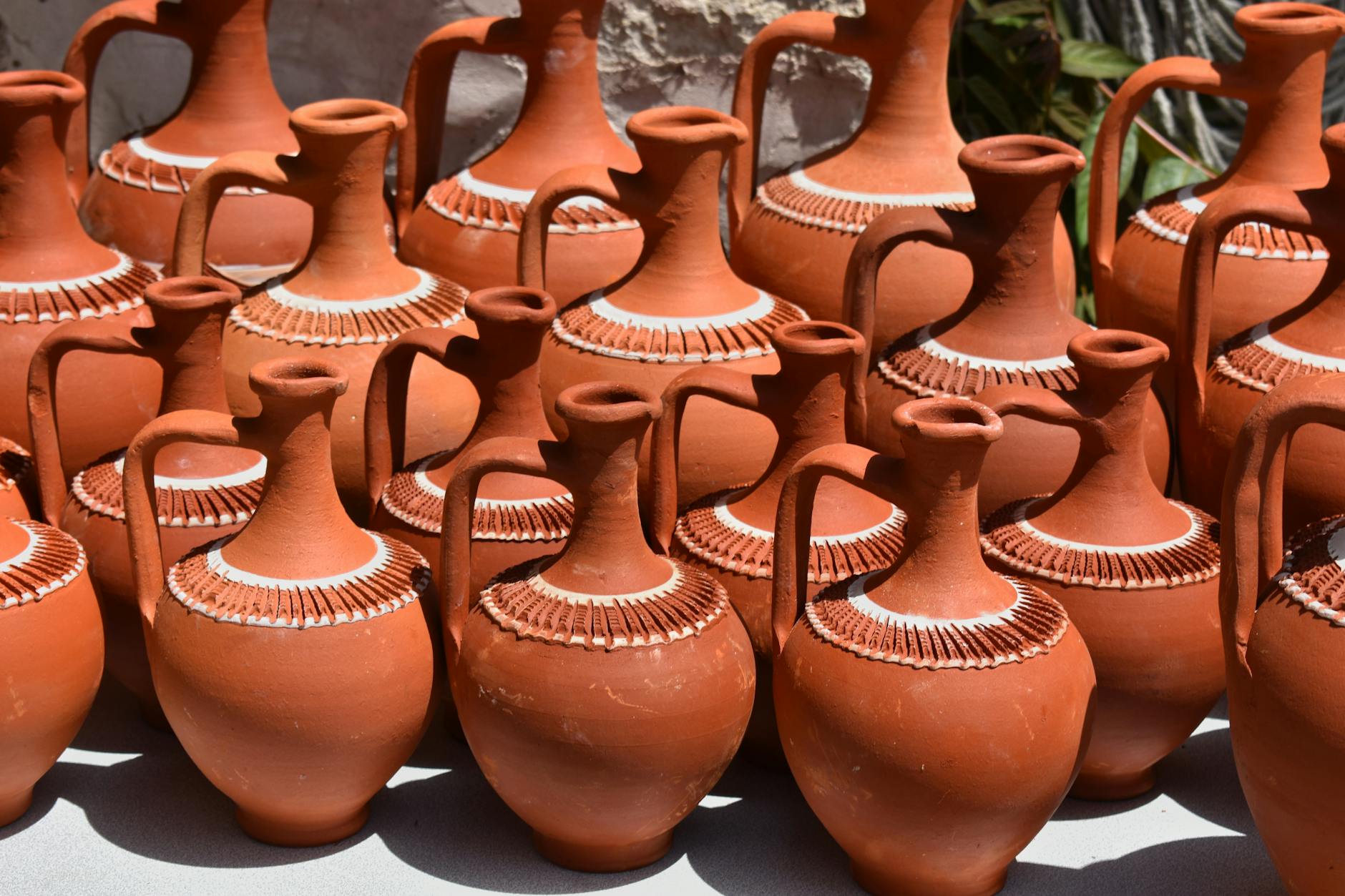 Vaso e cocci di terracotta dell'antica Grecia