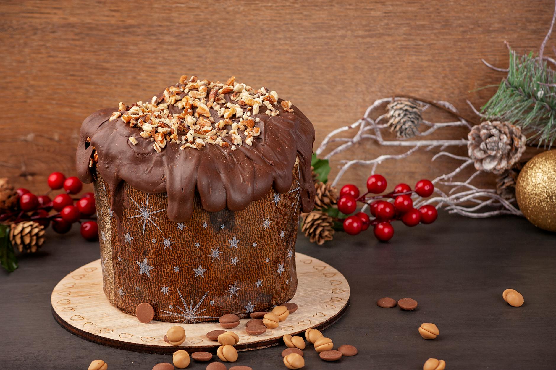 Fetta di panettone soffice con uvetta e canditi