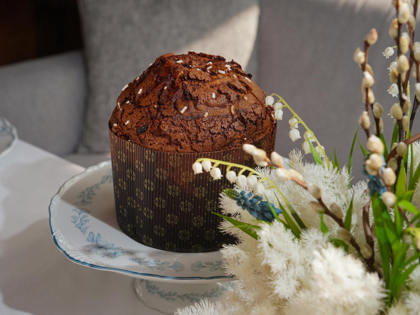Panettone natalizio su un tavolo apparecchiato per le feste