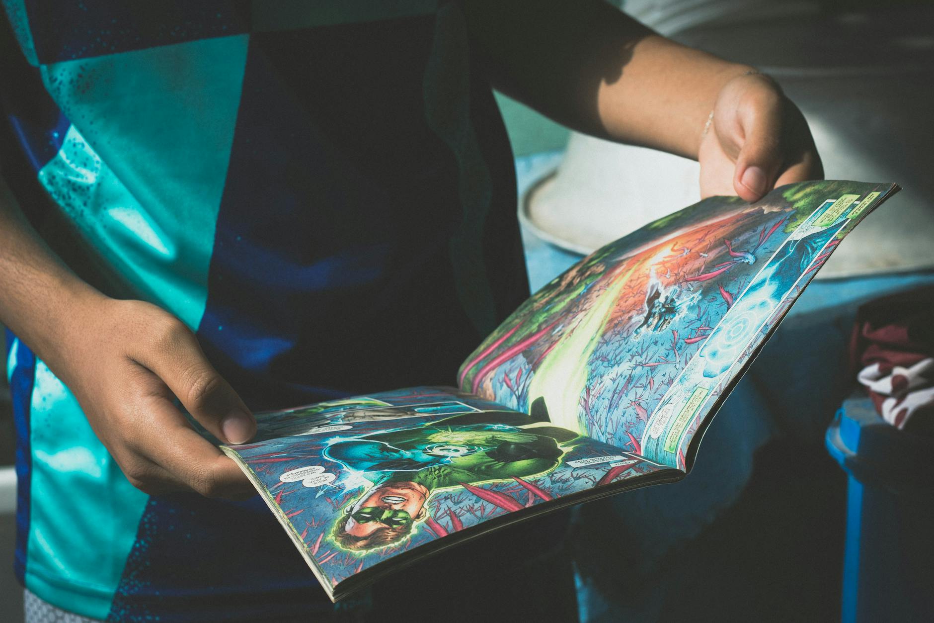 Vecchi albi a fumetti impilati