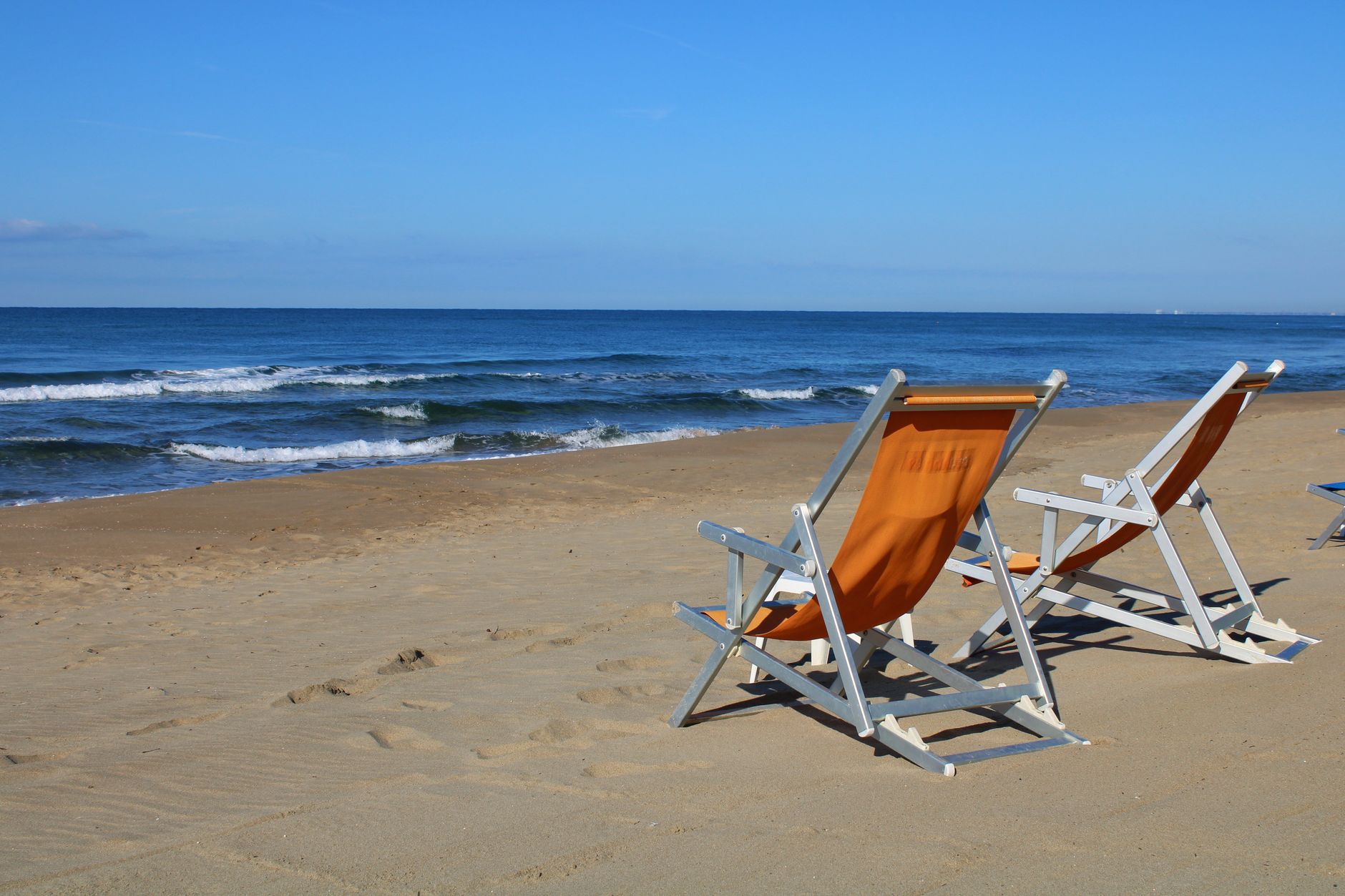Persona prende il sole in spiaggia