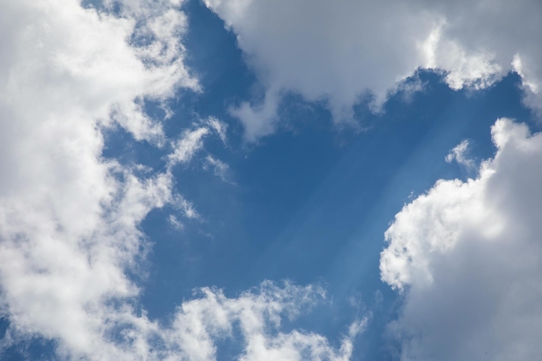 Raggi di sole tra le nuvole