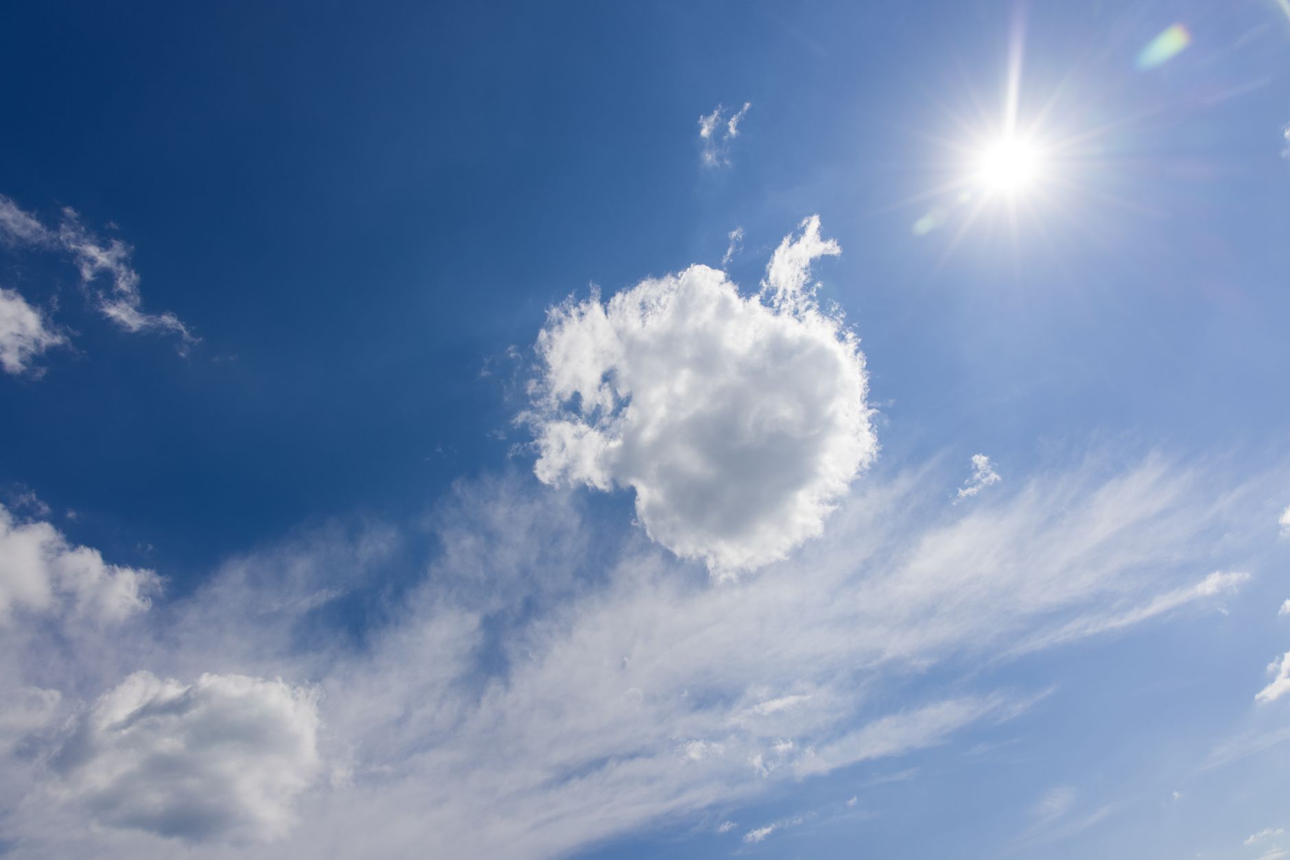 Sole estivo splendente su un cielo azzurro