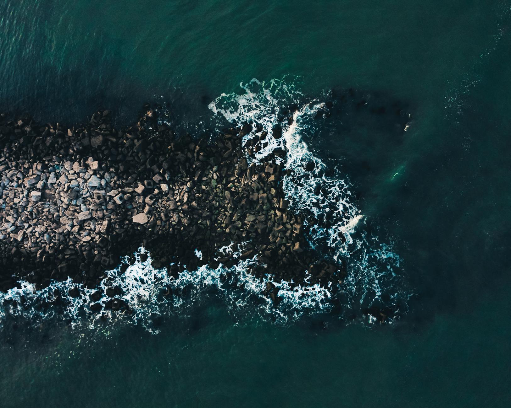 Un mare salato che si estende all'orizzonte
