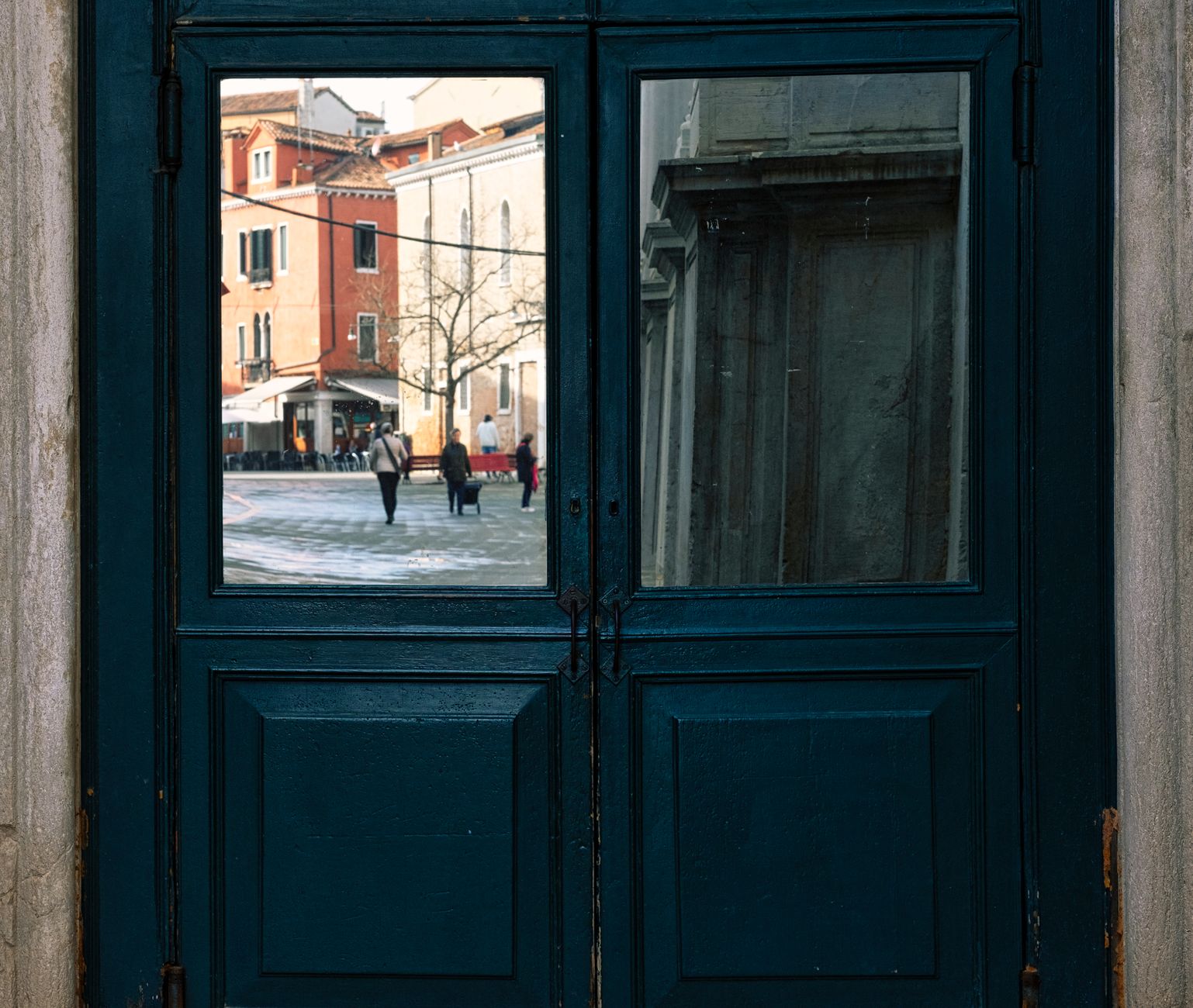 Riflesso di una persona in uno specchio