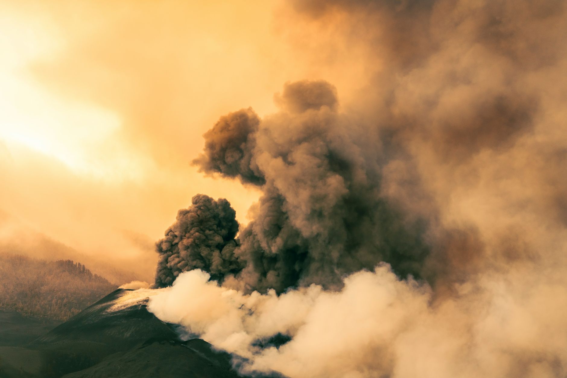 Pennacchio di fumo da un vulcano attivo