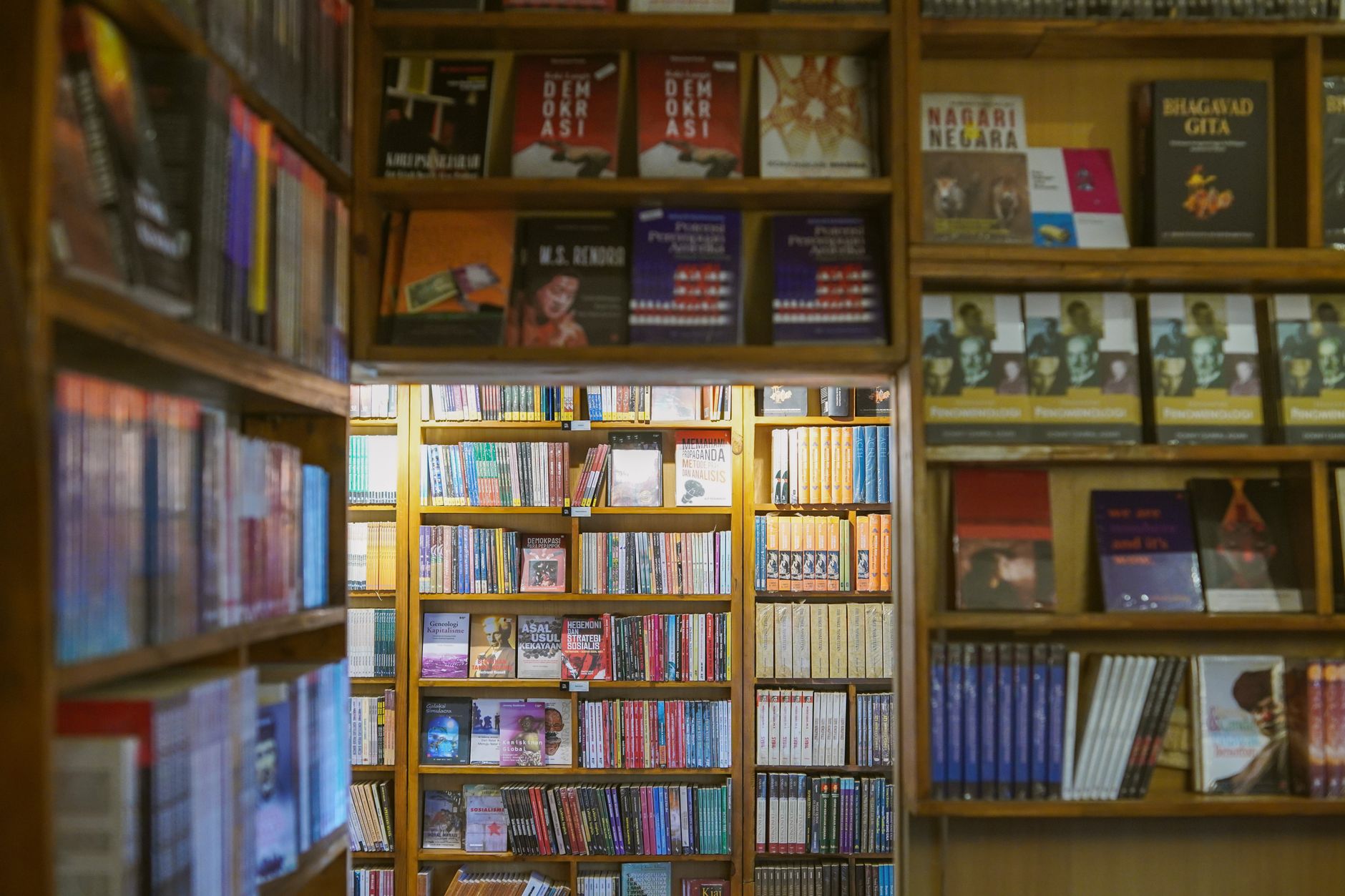 Scaffali pieni di libri