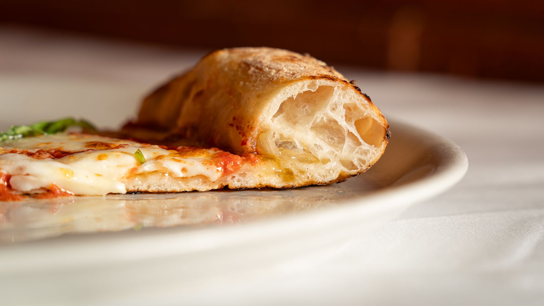 Pizza margherita appena sfornata