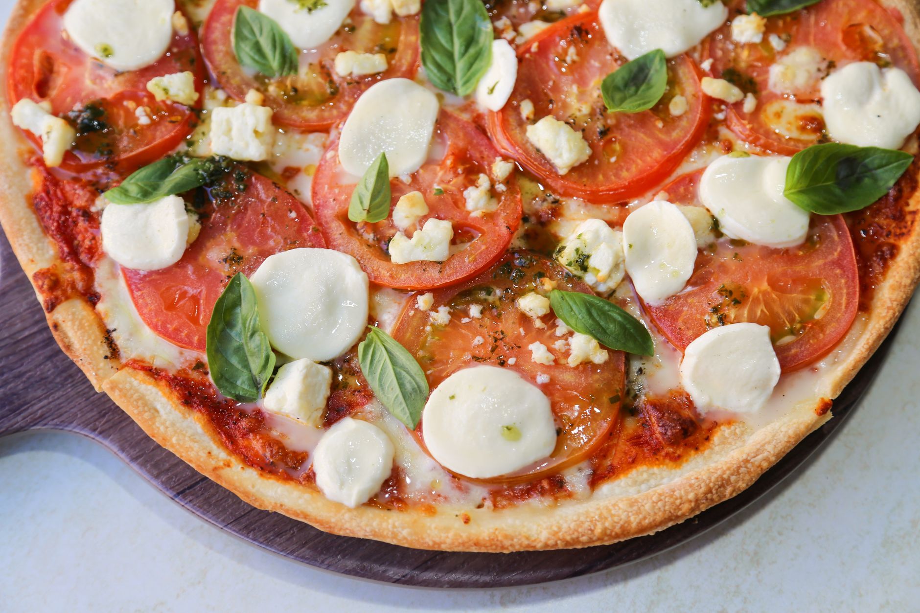 Pizza margherita con pomodoro, mozzarella e basilico