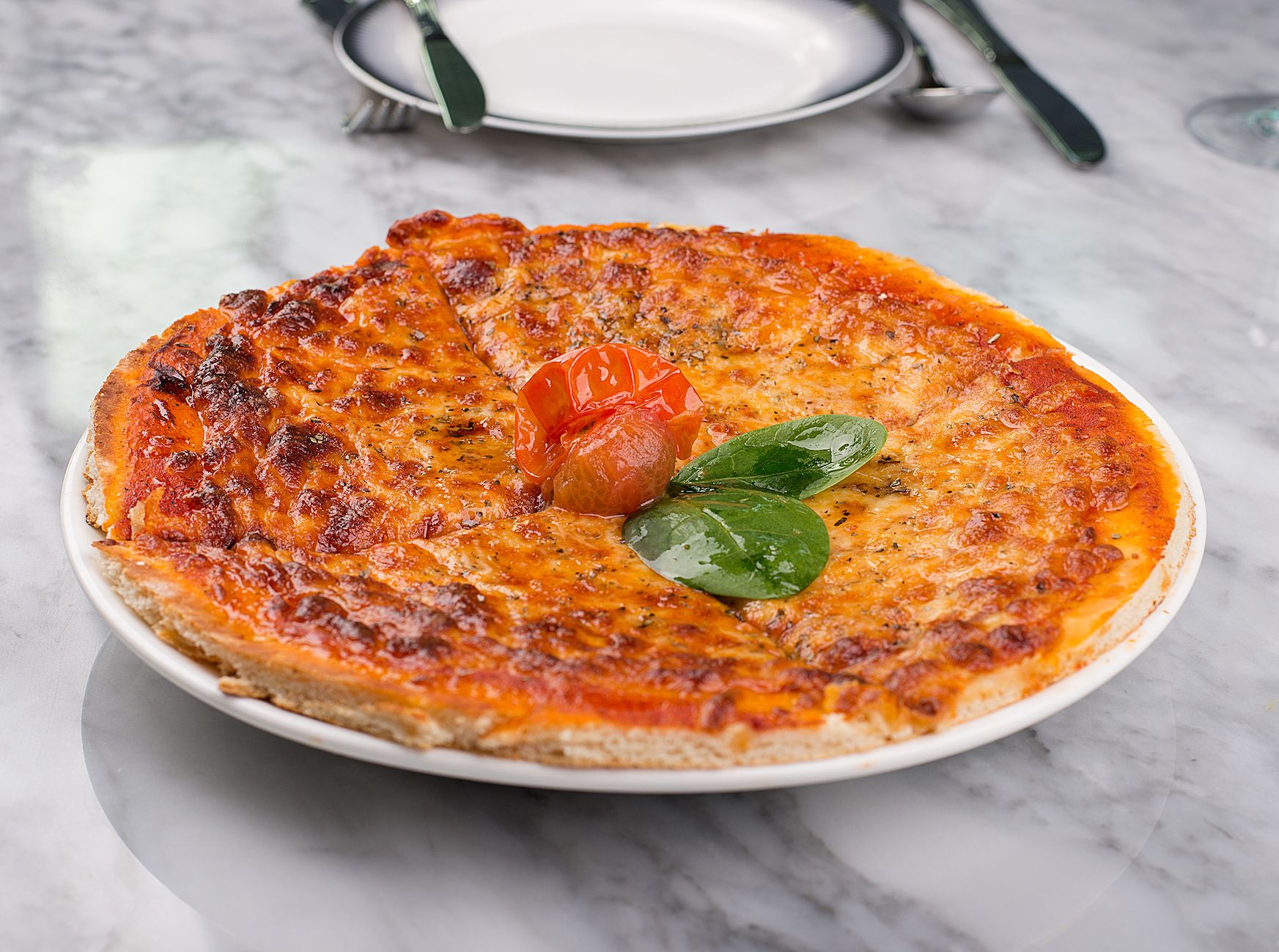 Pizzaiolo che prepara la pizza napoletana