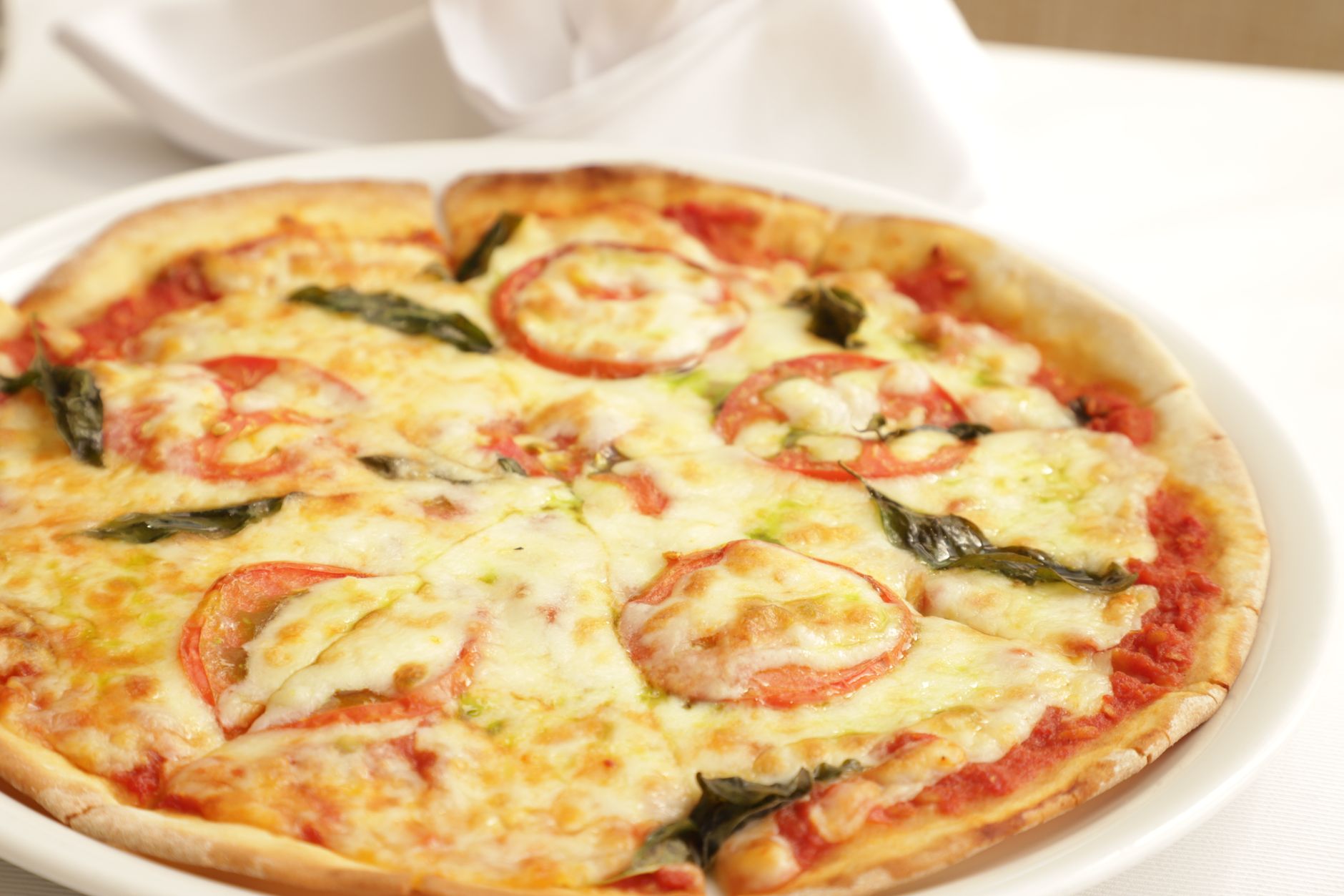 Pizza margherita cotta nel forno a legna