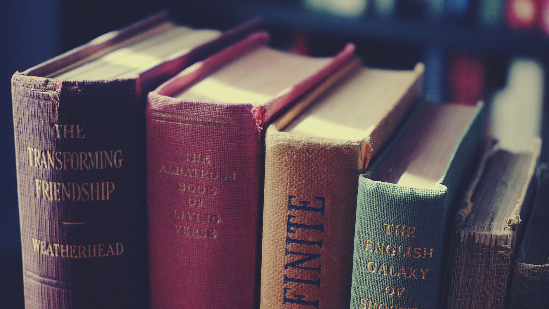 Persona che legge un libro seduta in poltrona
