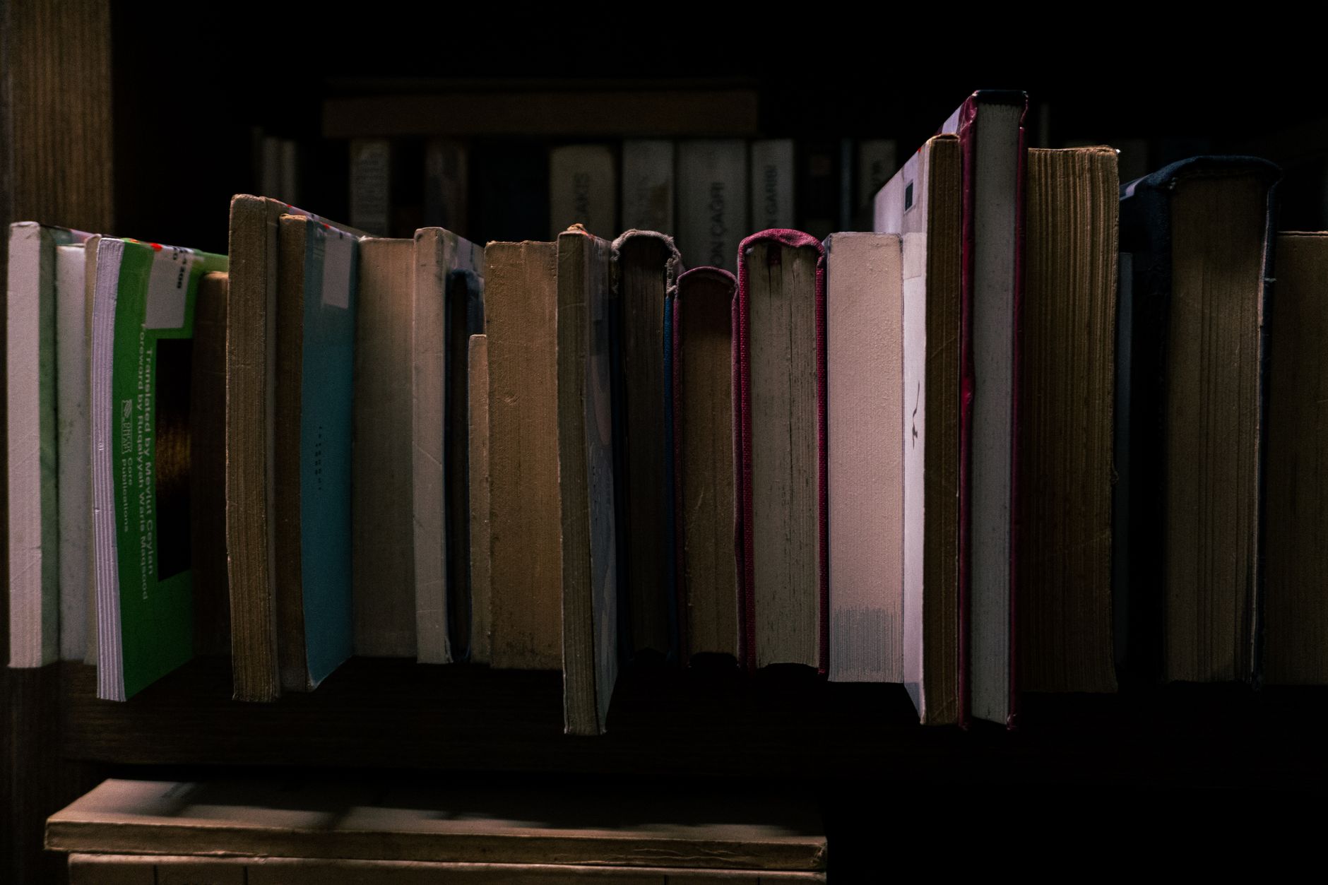 Libri aperti impilati su un tavolo di legno