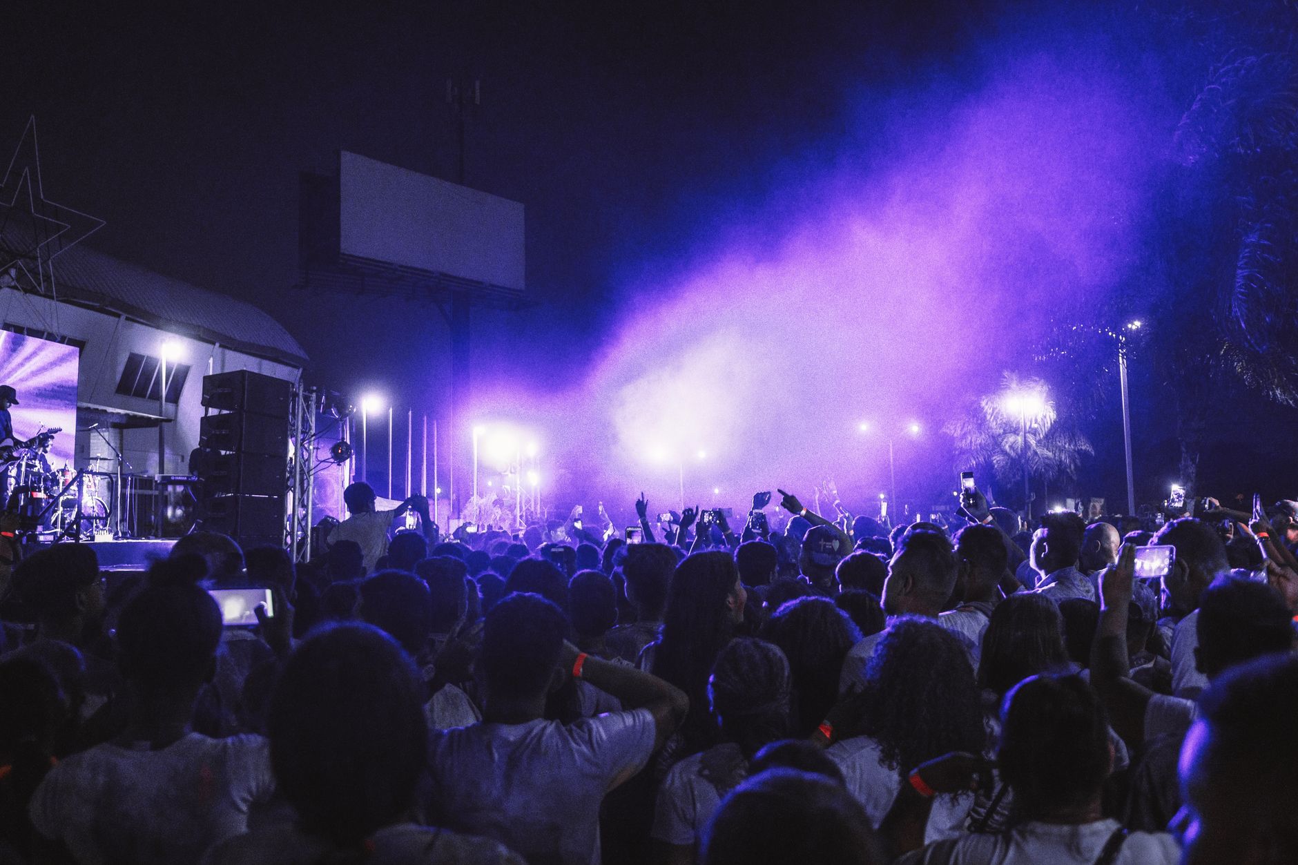 Palco di un concerto illuminato di viola