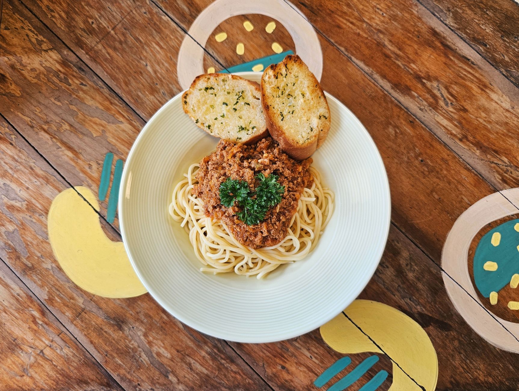 Piatto di tagliatelle condite con ragù alla bolognese