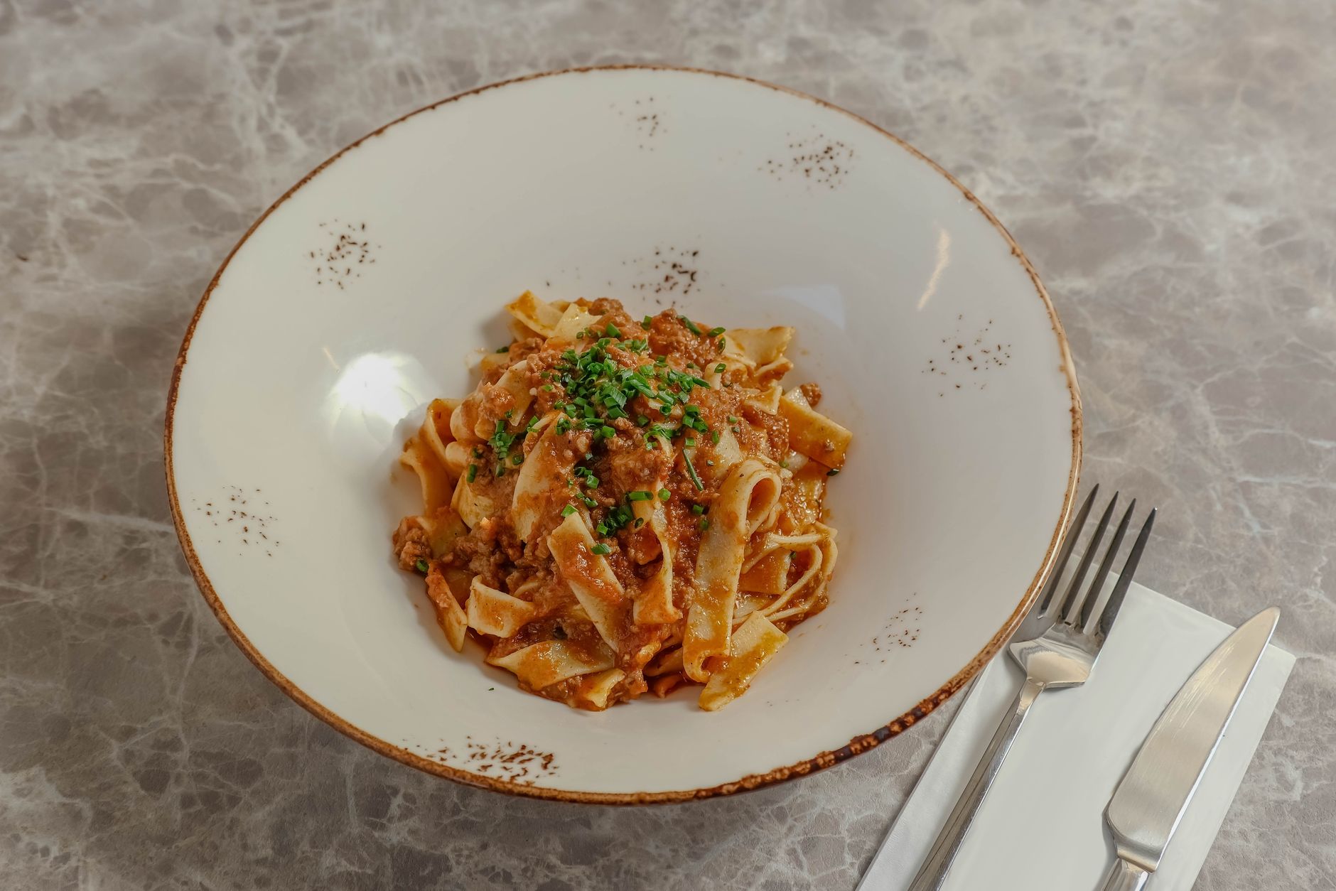 Ragù di carne che cuoce lentamente in una pentola