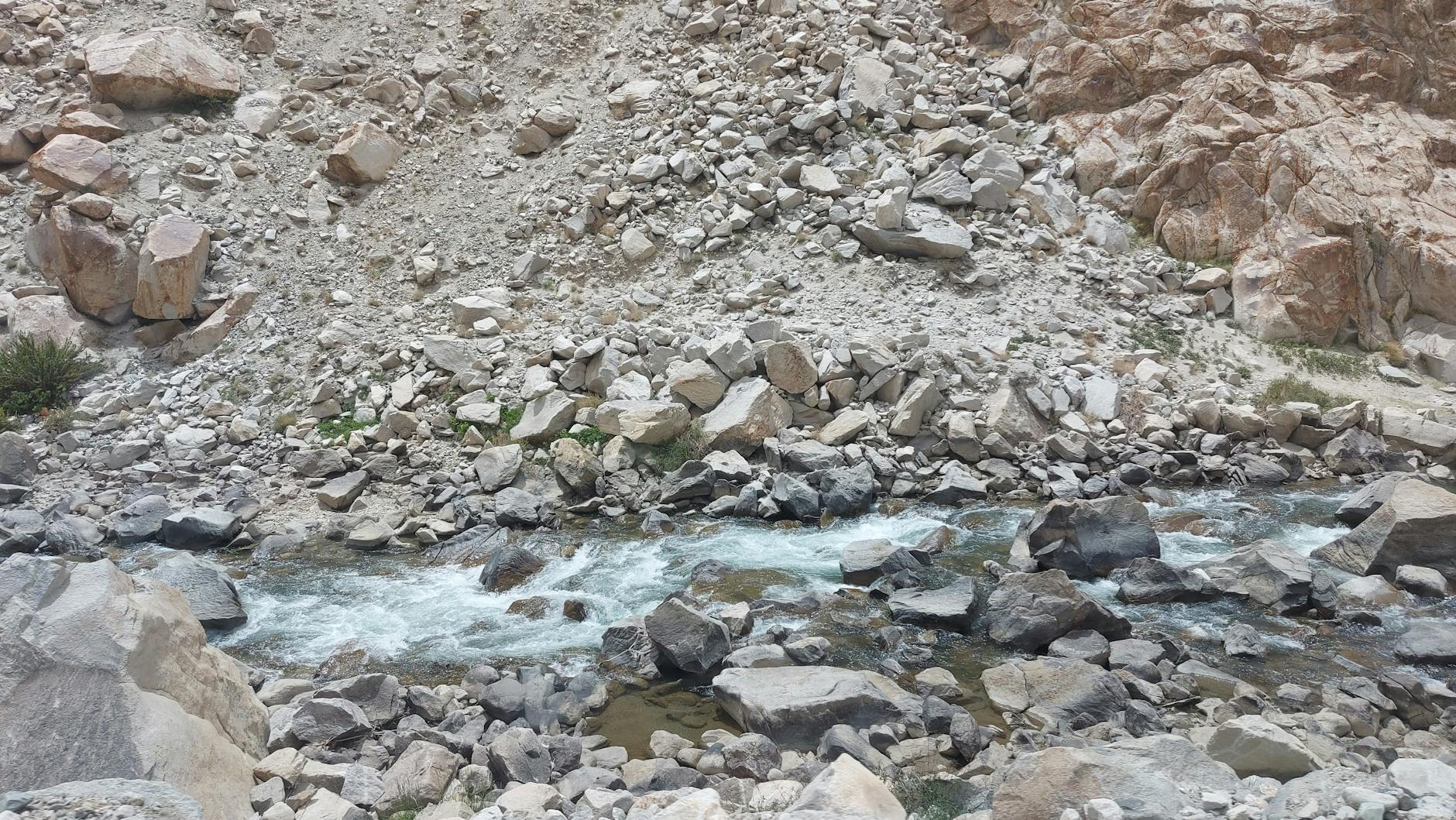 Fiume che scorre libero tra le rocce in un paesaggio naturale europeo