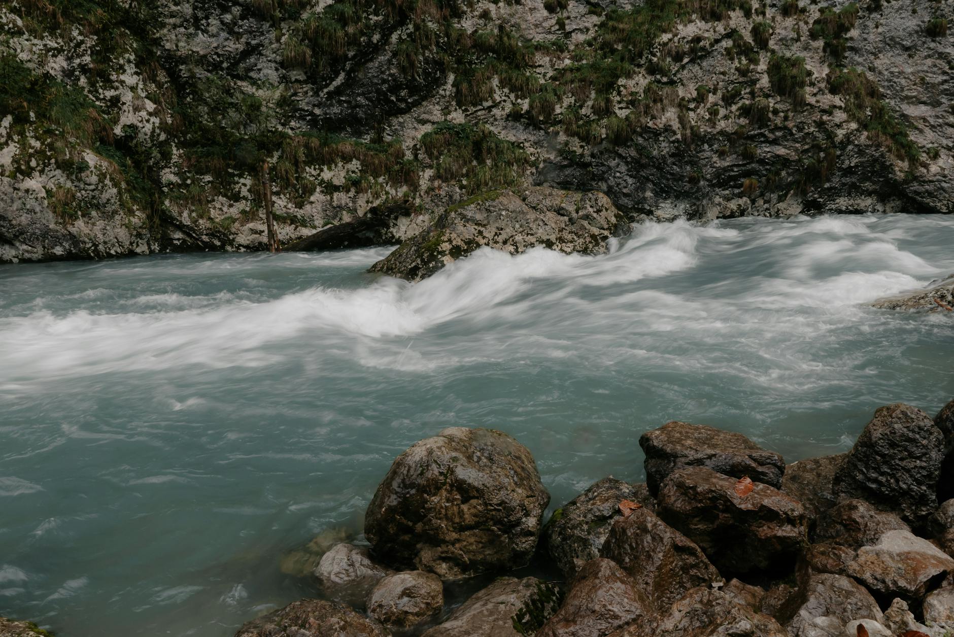 Acqua limpida di un fiume che scorre tra i sassi dopo la rimozione di una diga