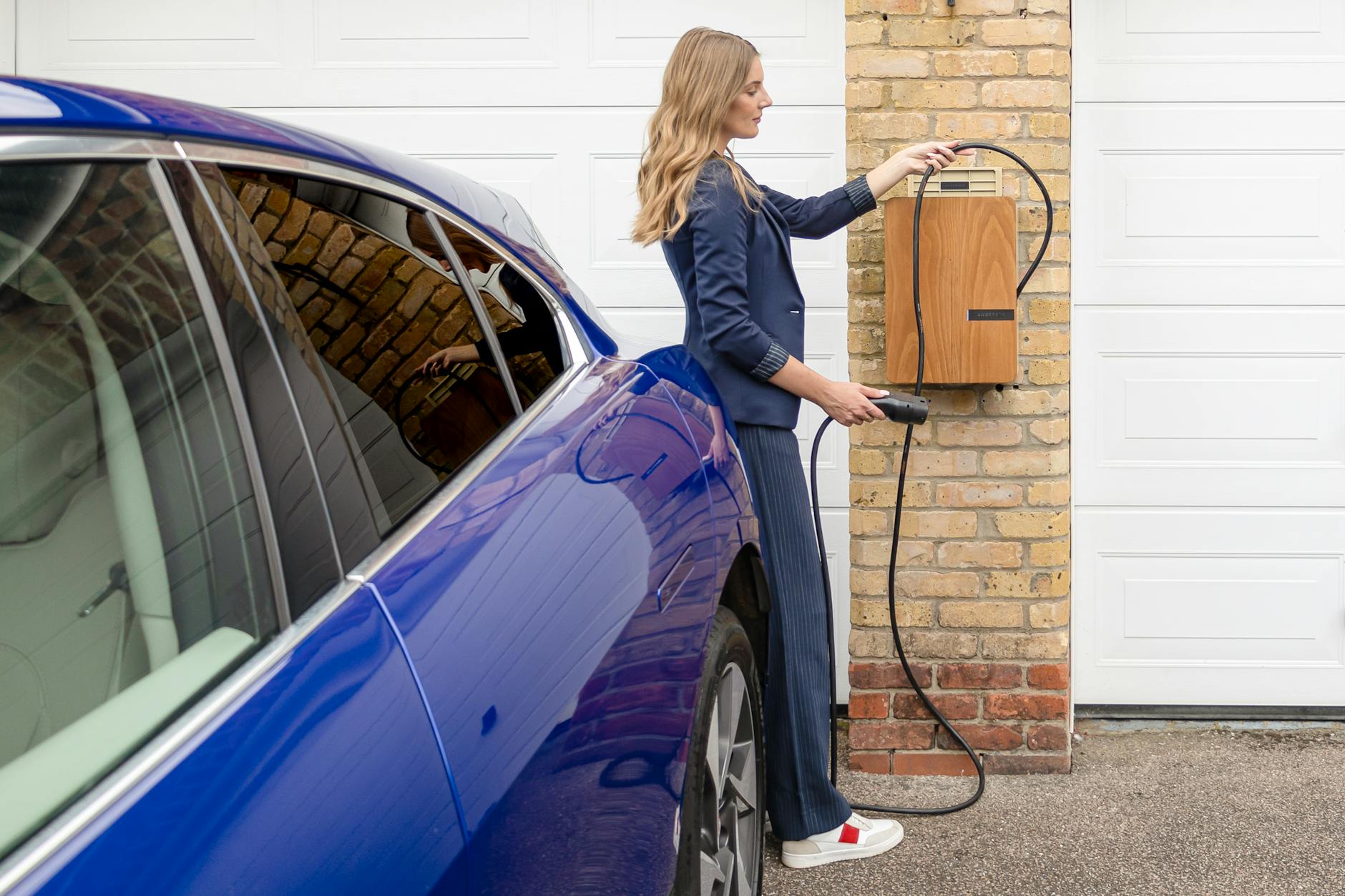 Auto elettrica in ricarica