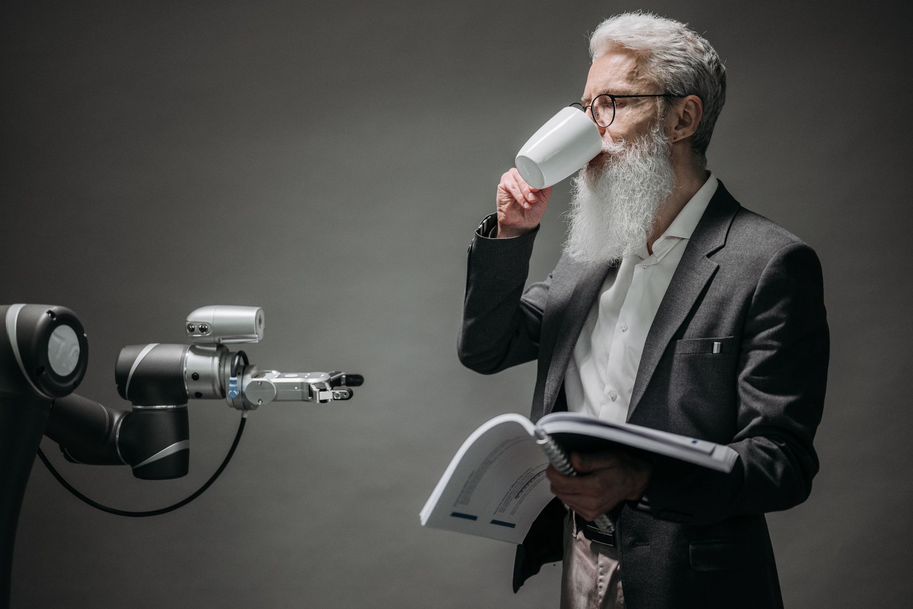 Robot umanoide al lavoro in un impianto industriale