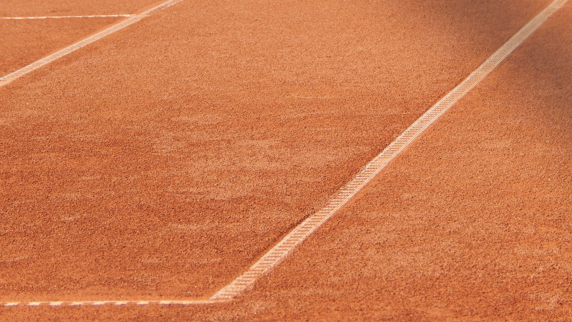 Giocatore di tennis in azione sulla terra battuta