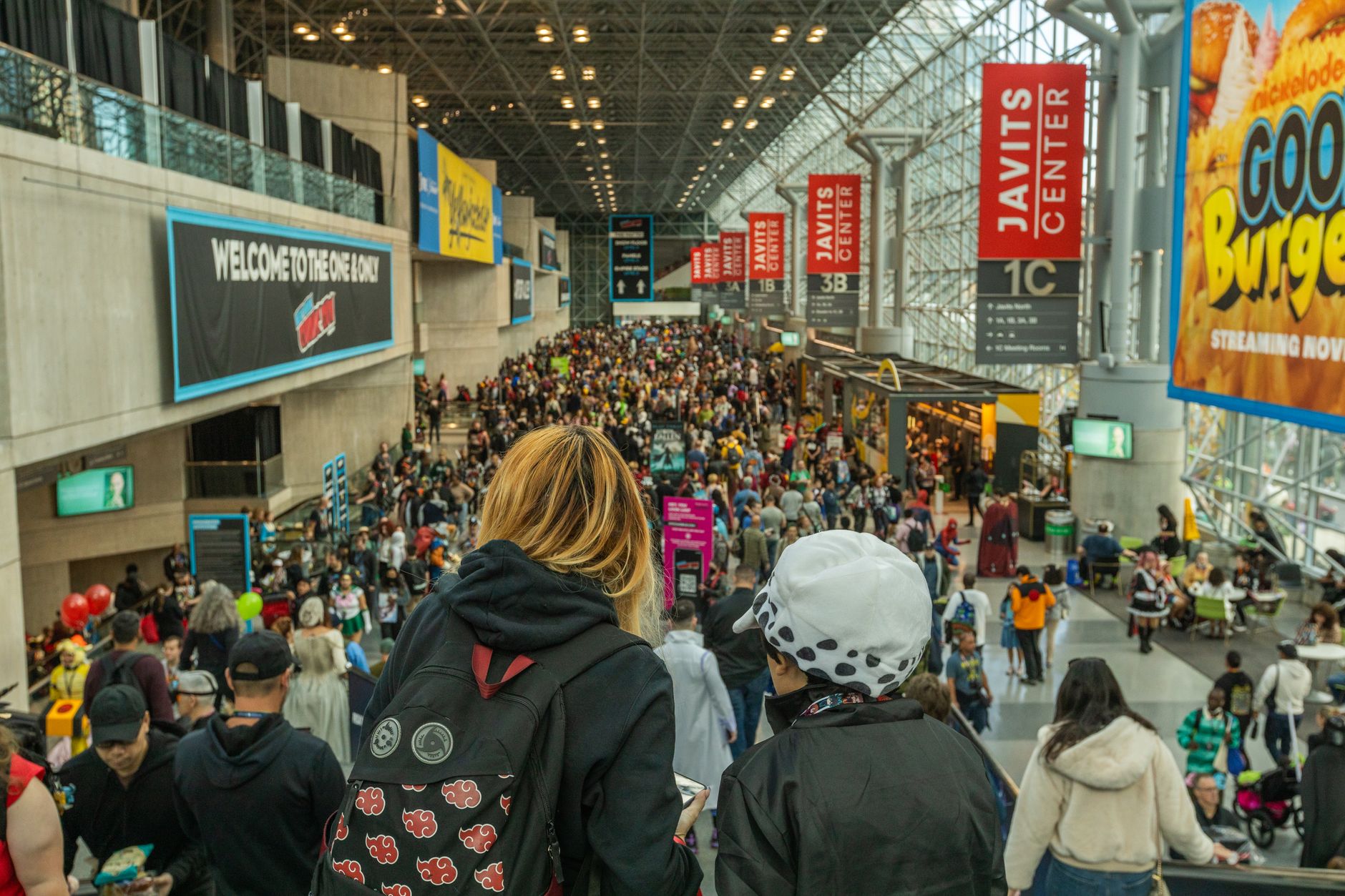 Folla di visitatori a una fiera del fumetto