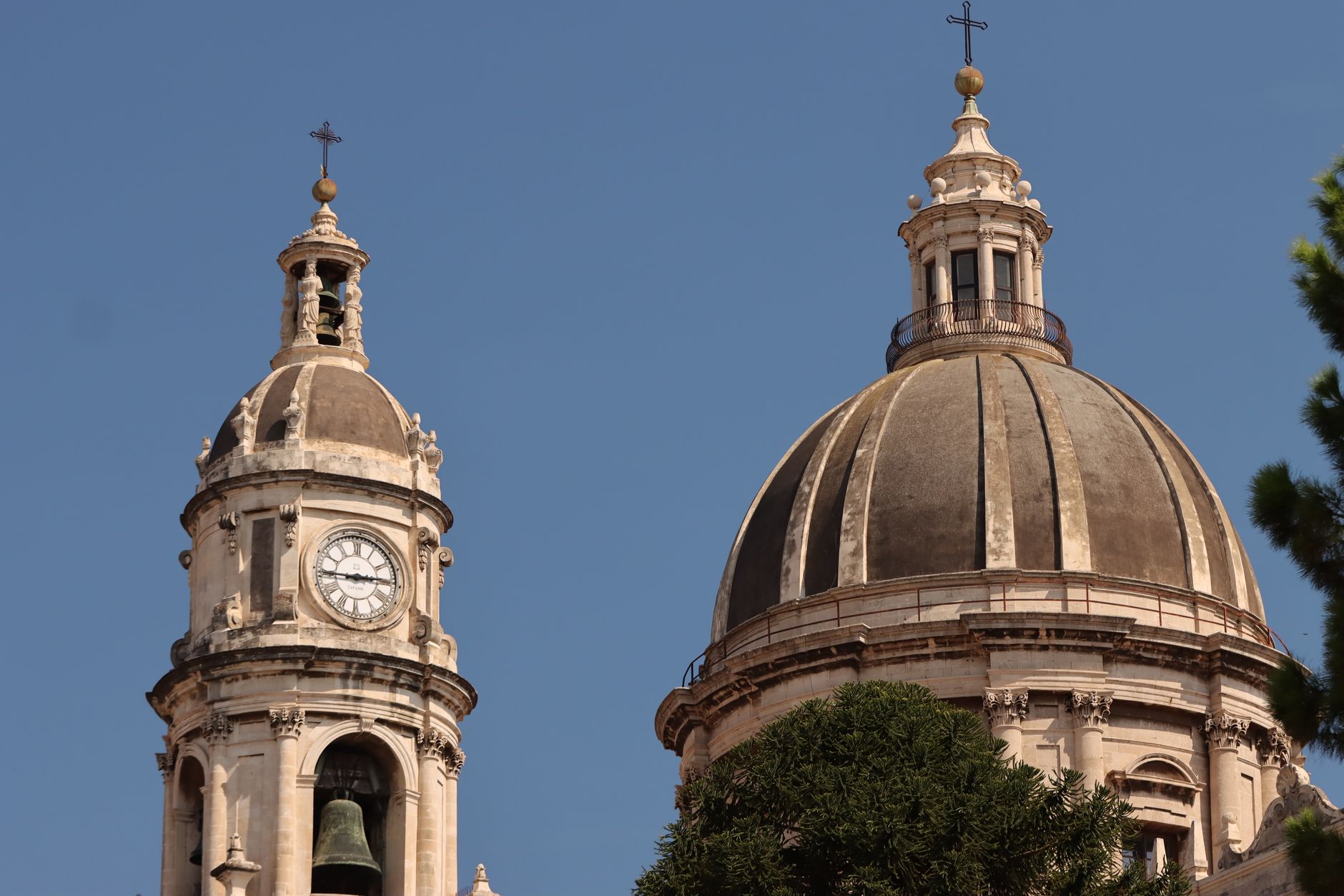 Interno di una cattedrale con volte affrescate