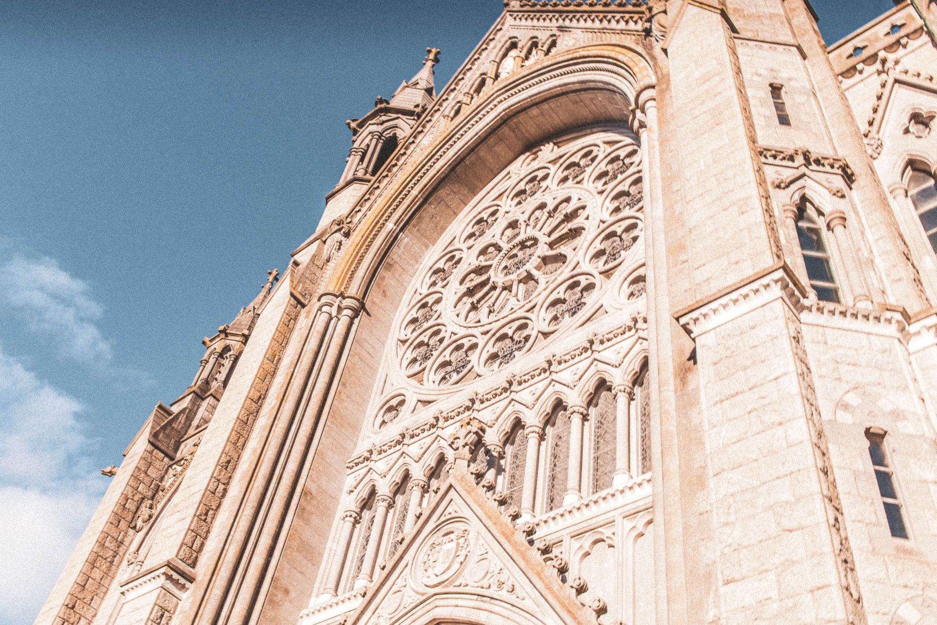 Interno di una basilica italiana con affreschi