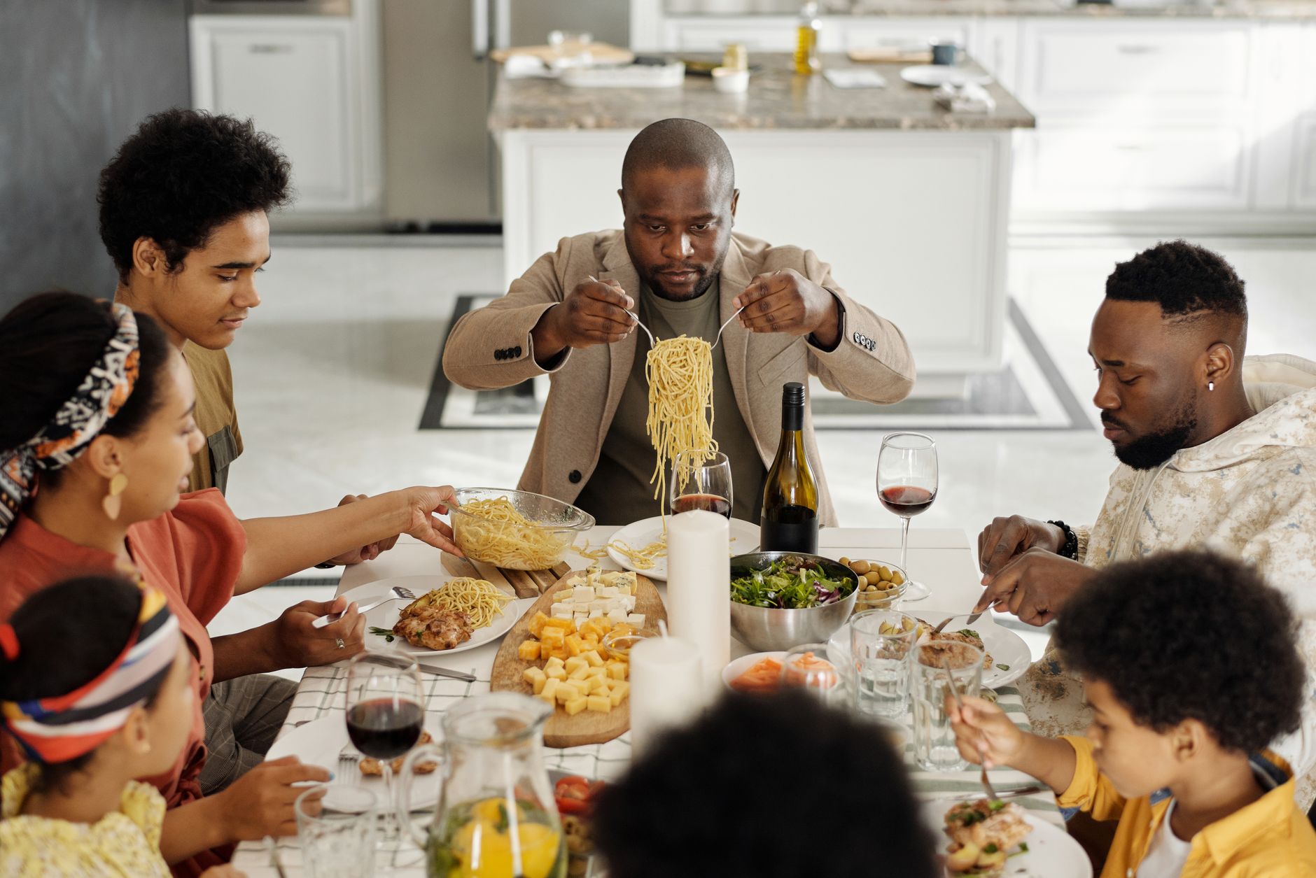 Famiglia riunita che mangia insieme intorno alla tavola