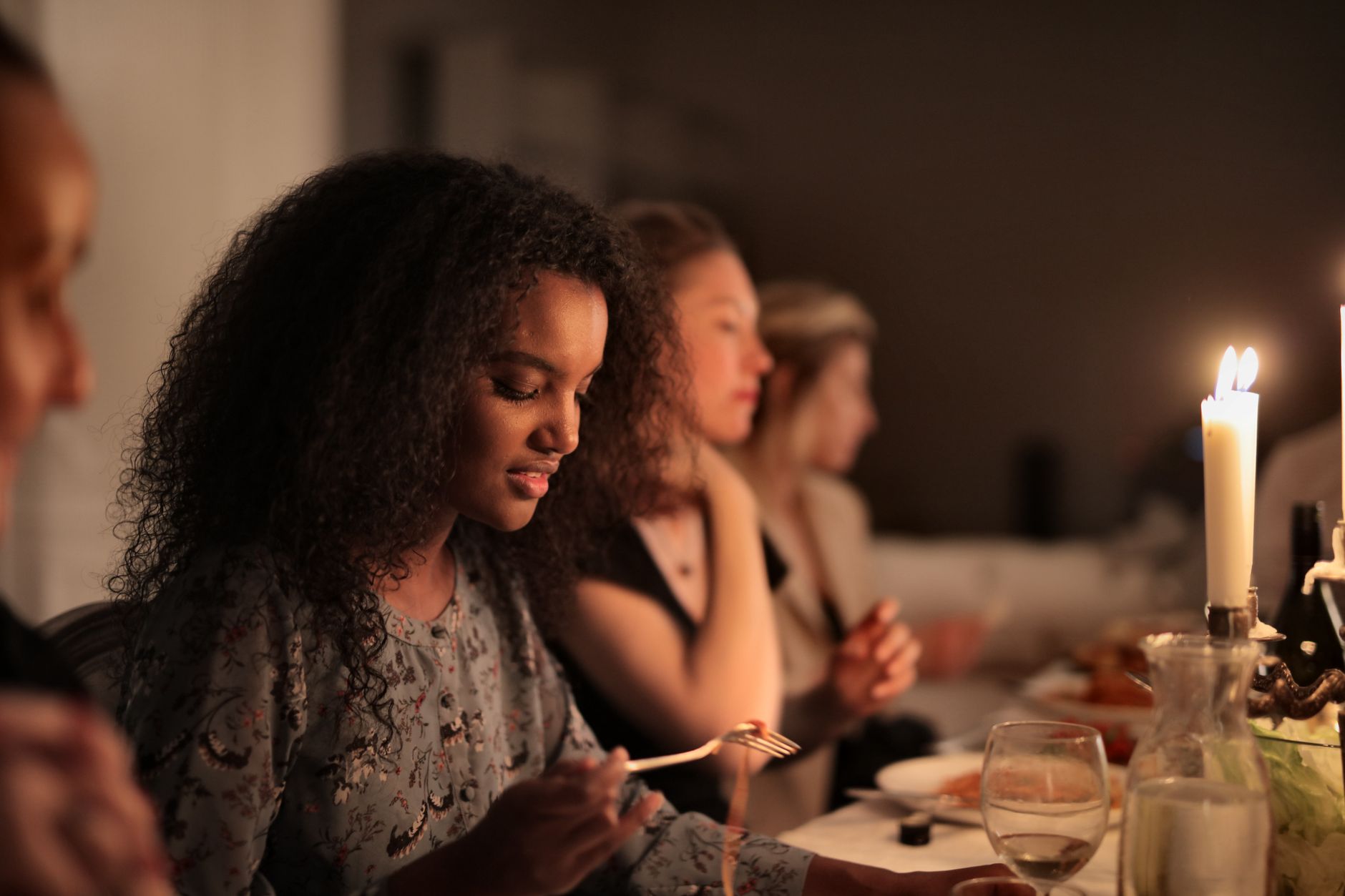 Amici a cena conviviale