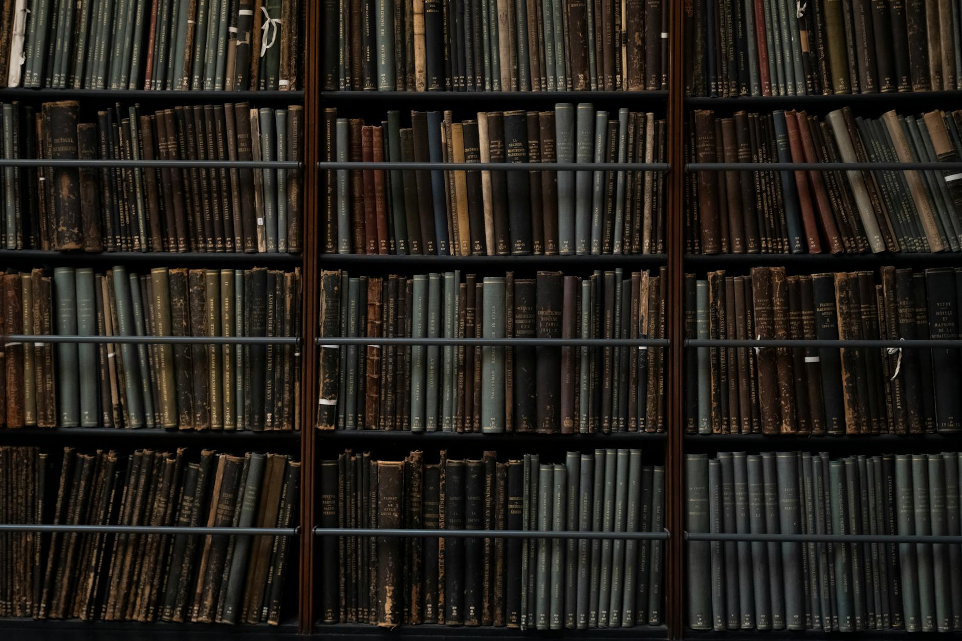 Libri impilati in una libreria d'epoca