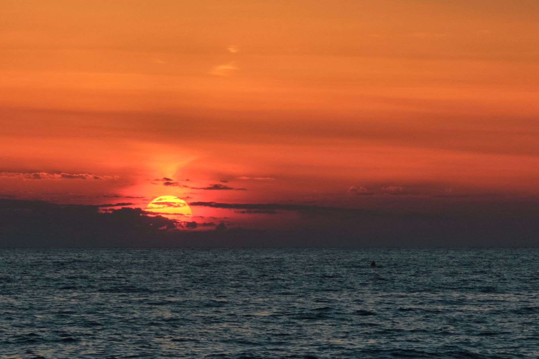 Tramonto estivo con il Sole basso sull'orizzonte