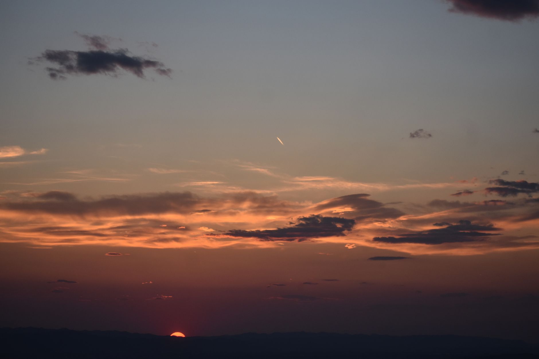 Cielo dorato al tramonto del solstizio d'estate