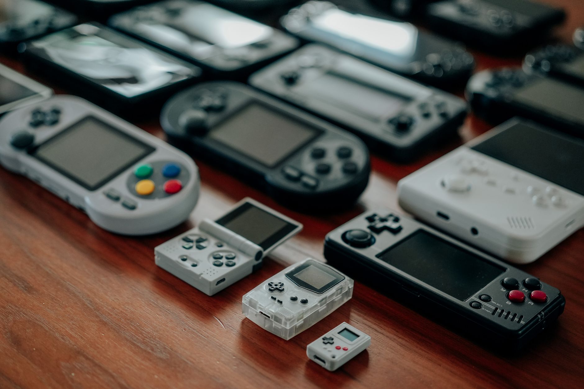 Console e controller che richiamano l'epoca d'oro dei videogiochi