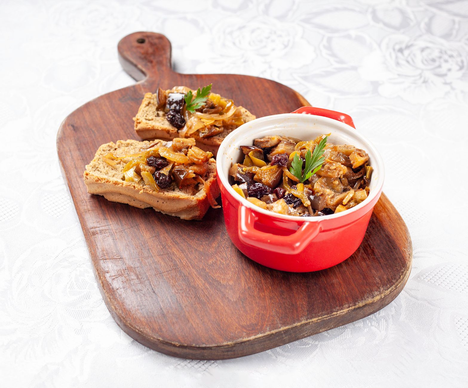Caponata siciliana, piatto agrodolce a base di melanzane