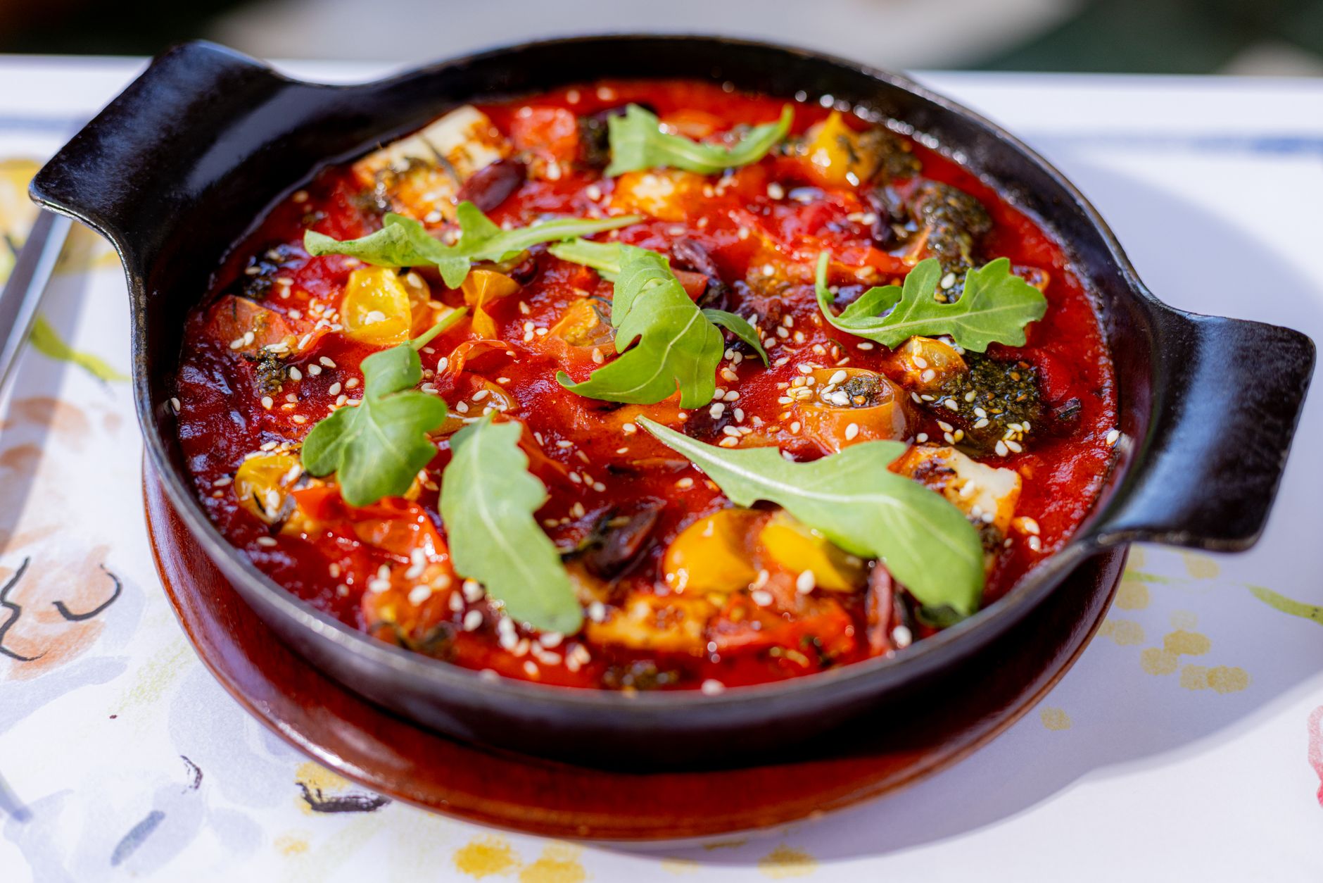 Caponata servita fredda, simbolo della cucina siciliana