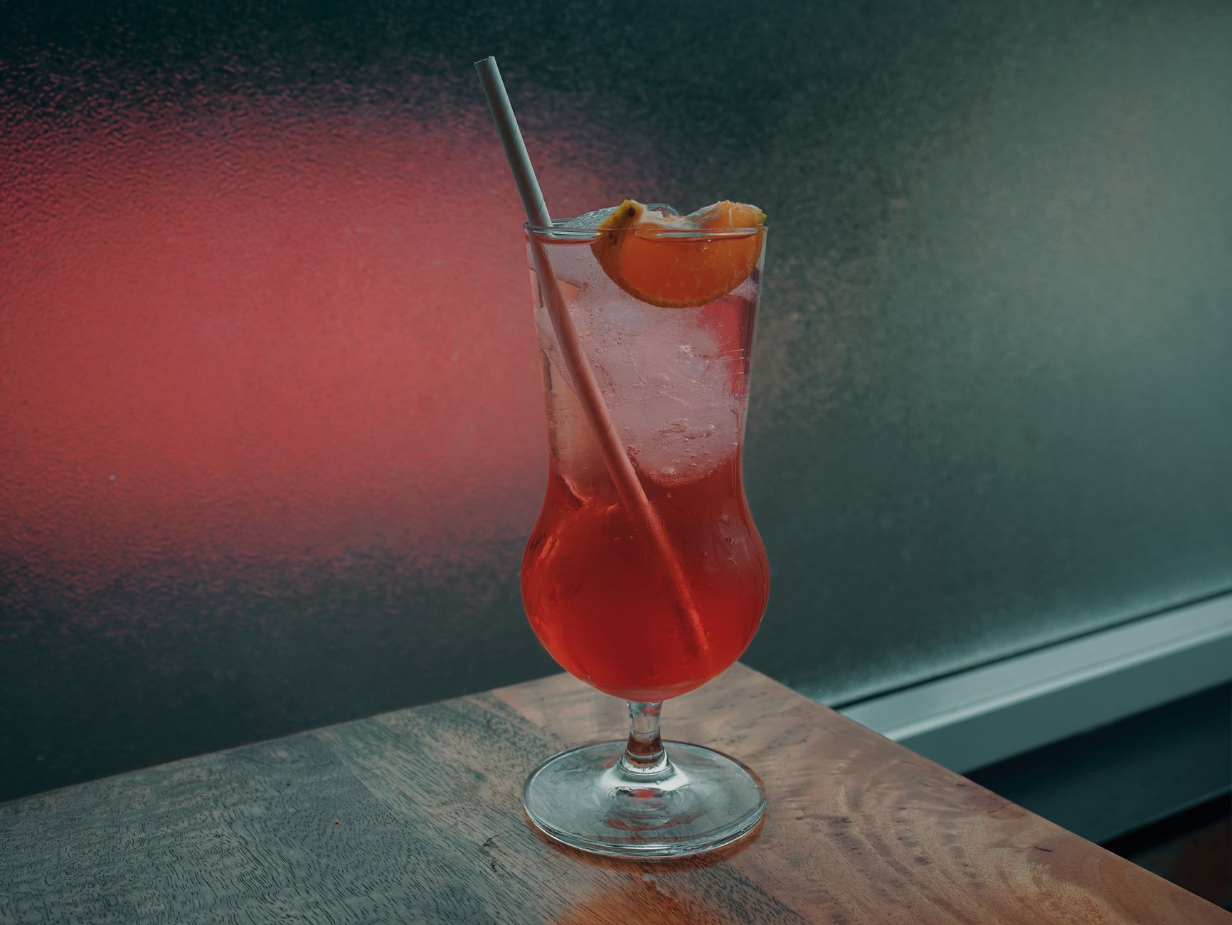 Bicchiere di cocktail su un bancone da bar