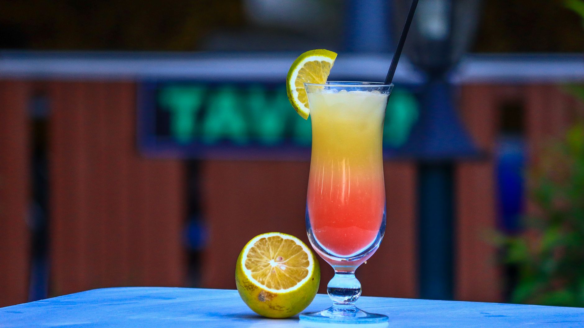 Aperitivo rosso servito con scorza d'agrume