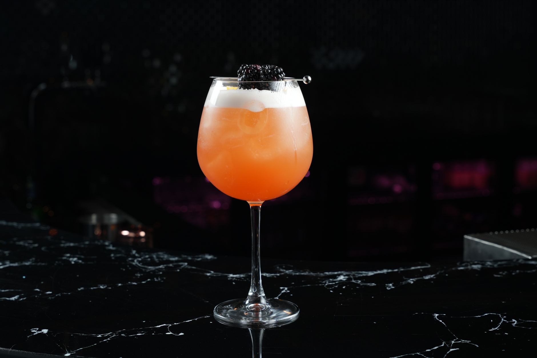 Cocktail classico in un bicchiere basso con ghiaccio