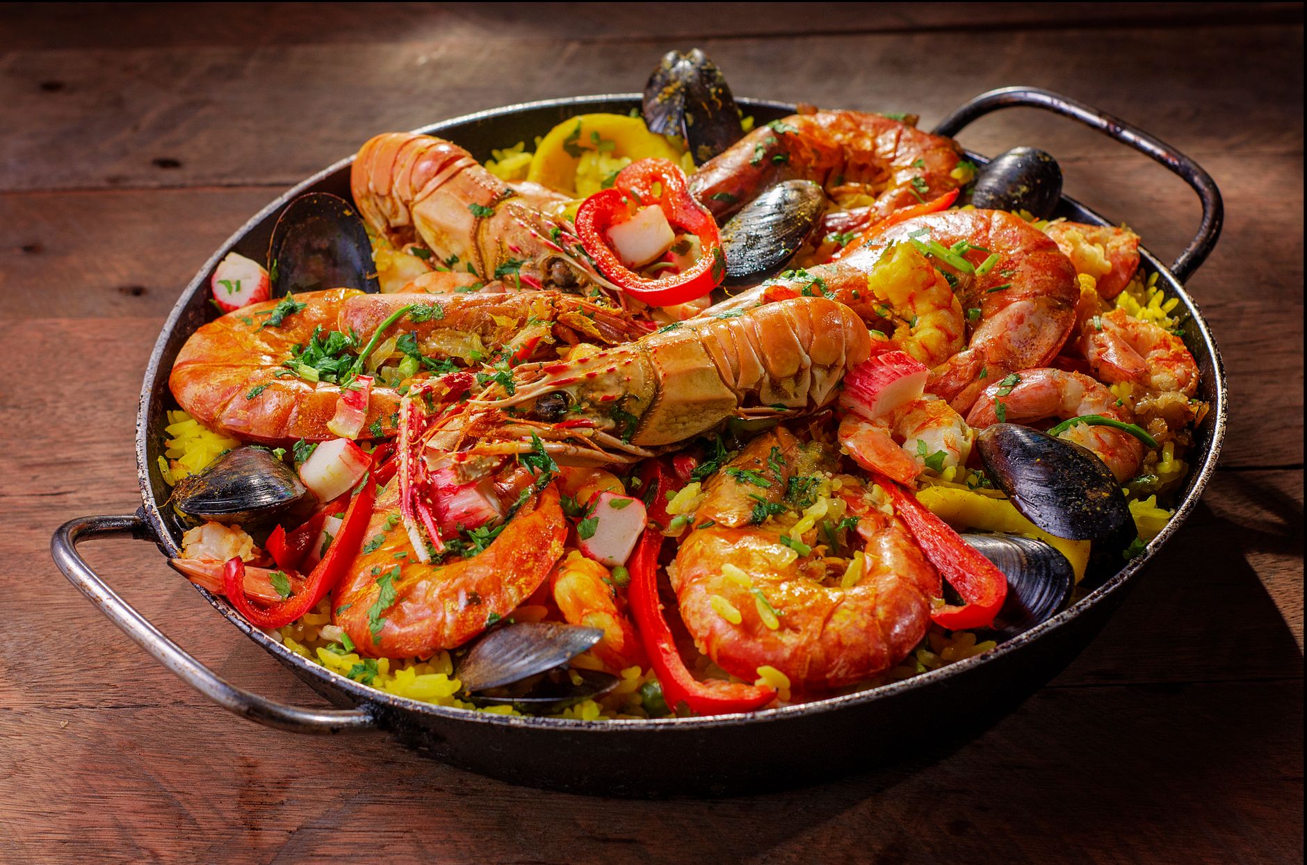 Una paella valenciana cucinata nella sua padella