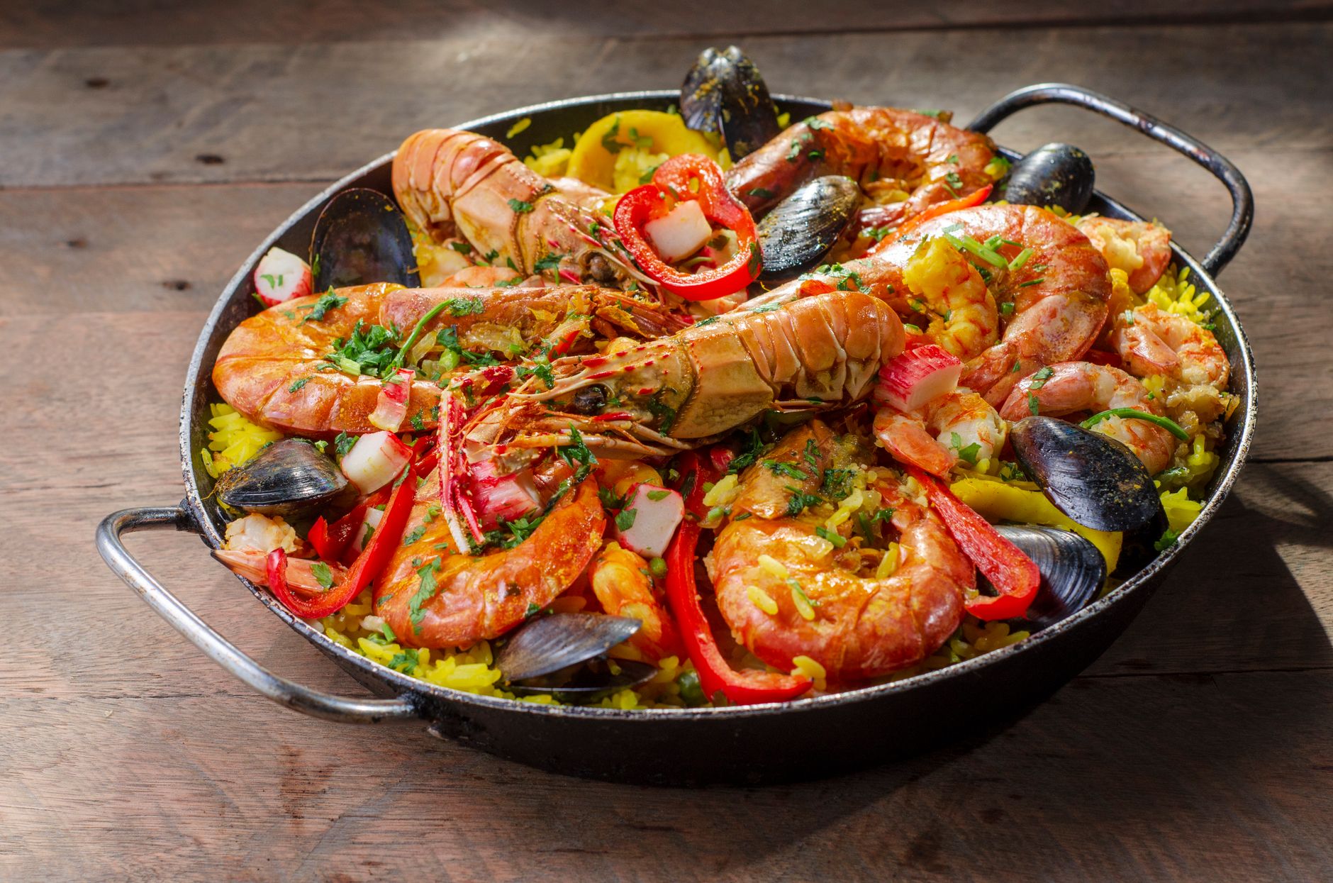 Paella appena cucinata nella padella