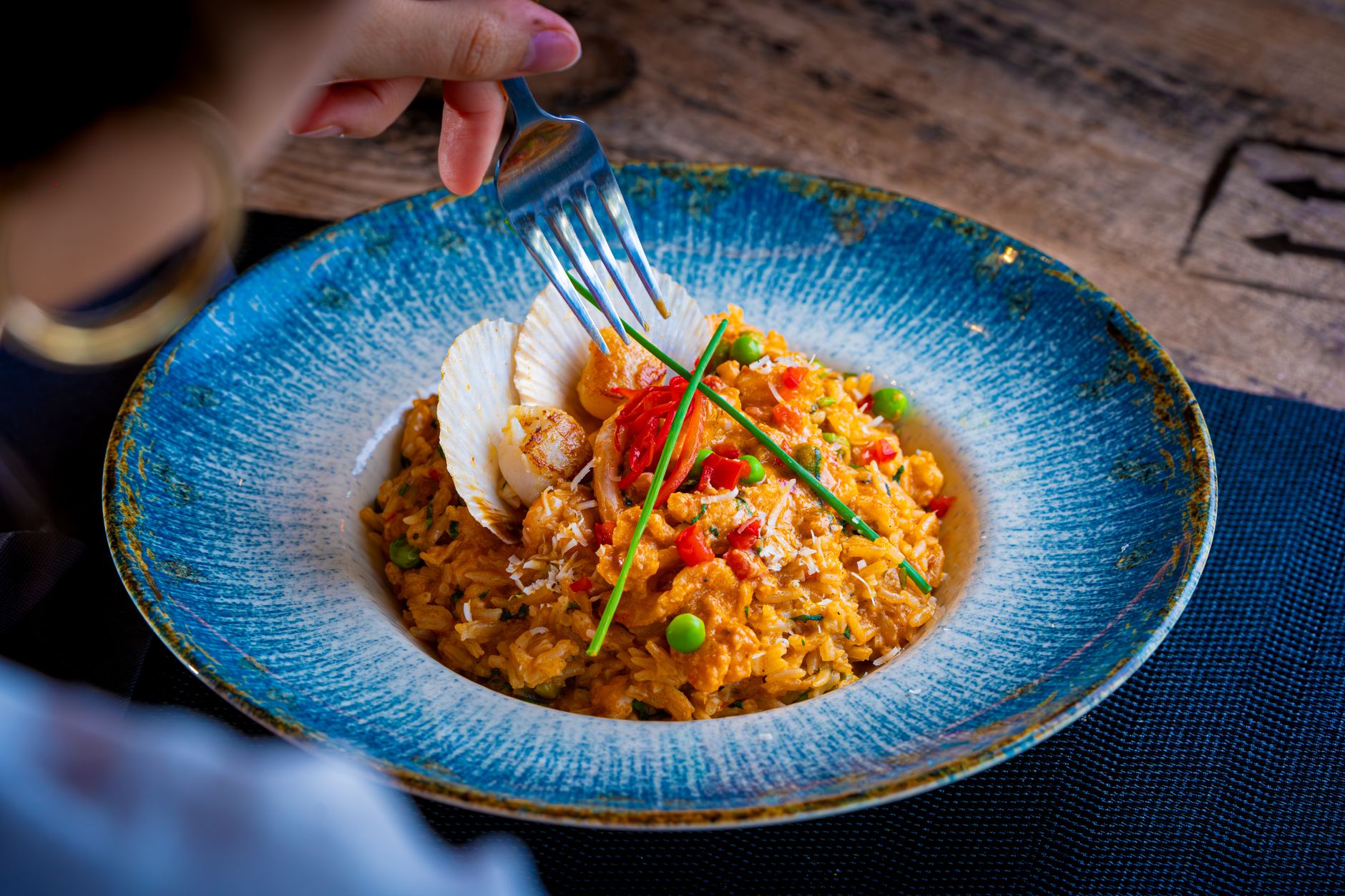 Piatto di paella pronto da servire