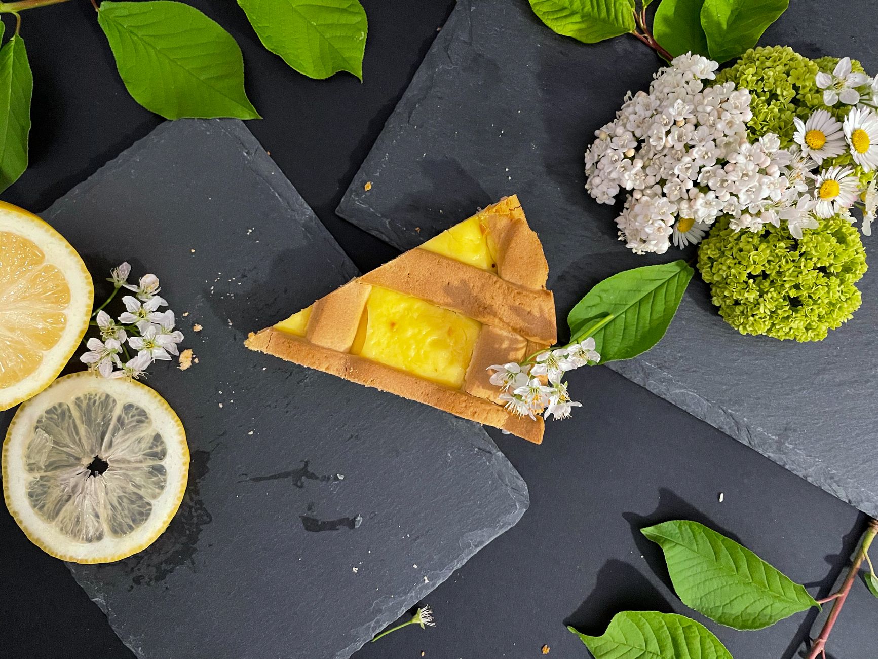 Granita siciliana al limone servita in un bicchiere