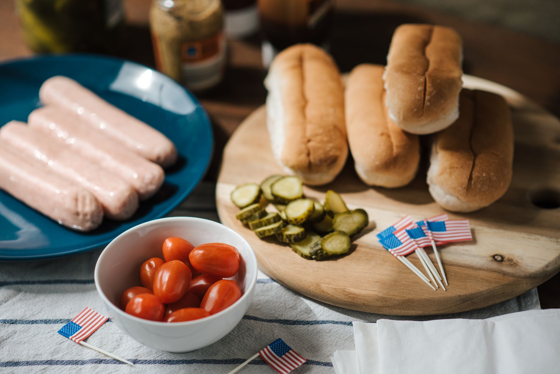 Hot dog con senape su un tagliere di legno