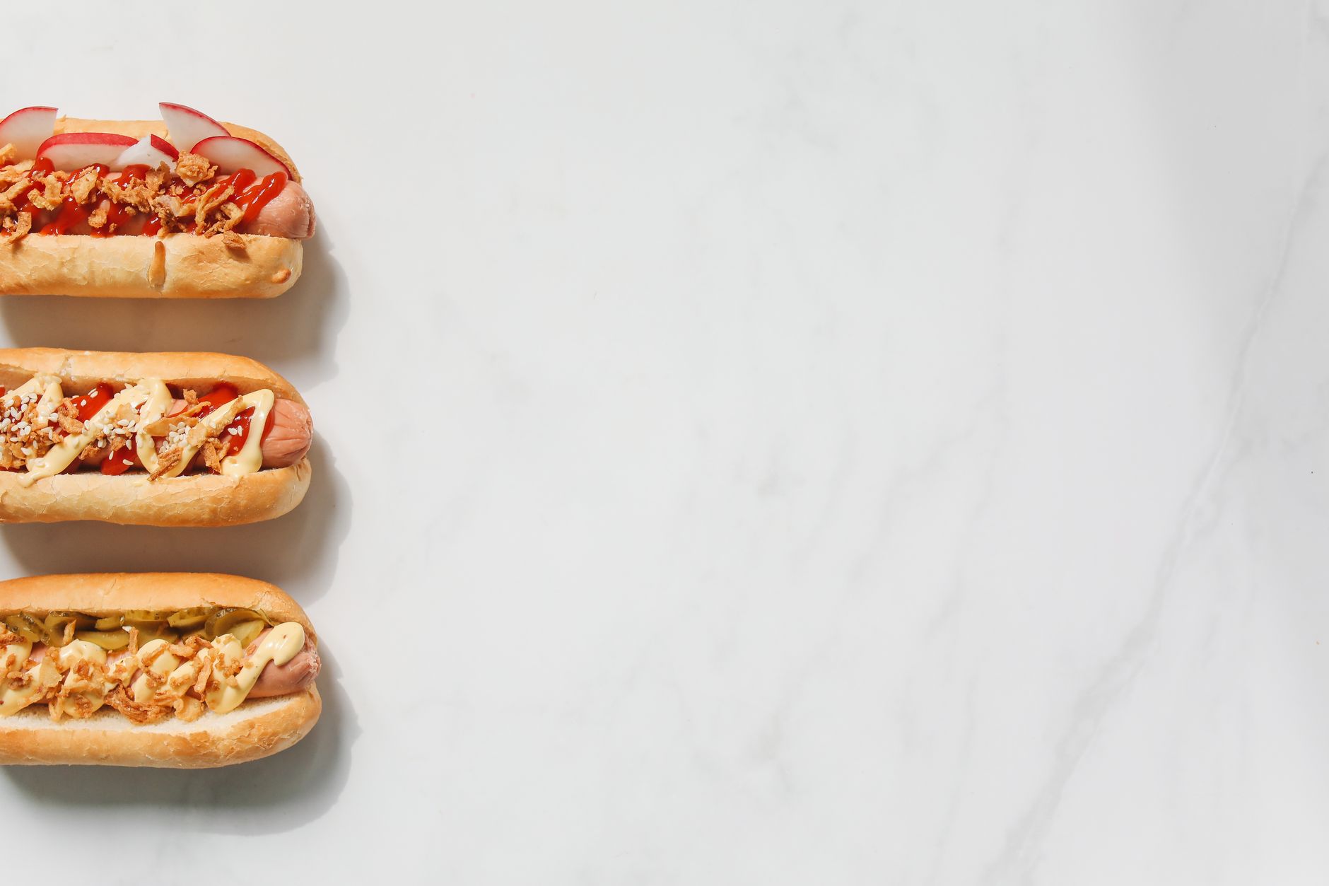 Hot dog con condimenti vari pronti da mangiare