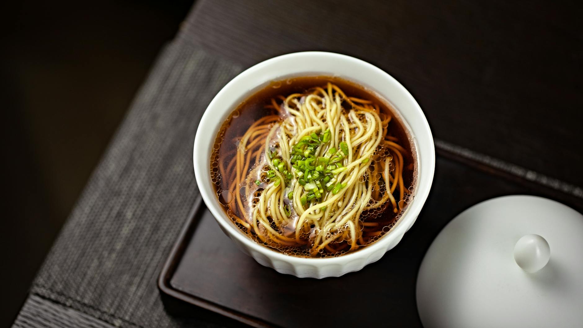 Ramen con brodo, noodle e ingredienti