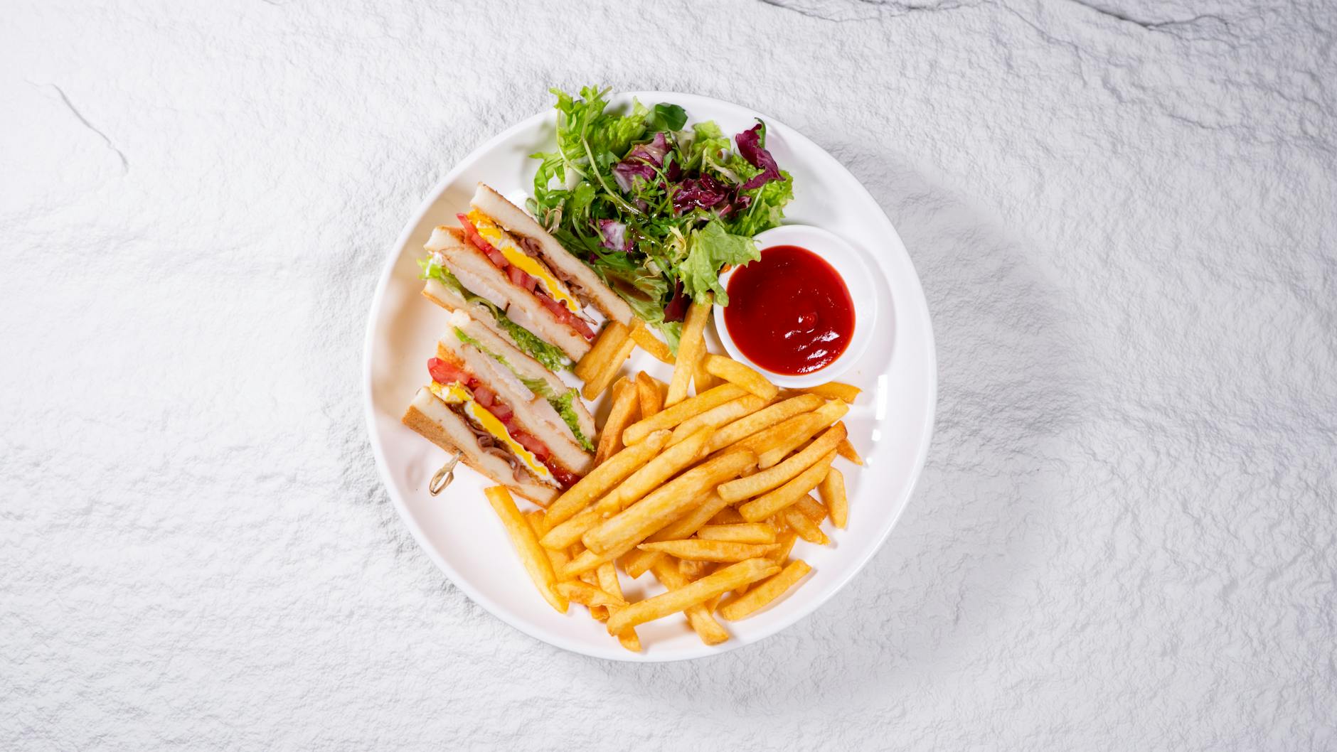 Sandwich imbottito con pane tostato e ripieno